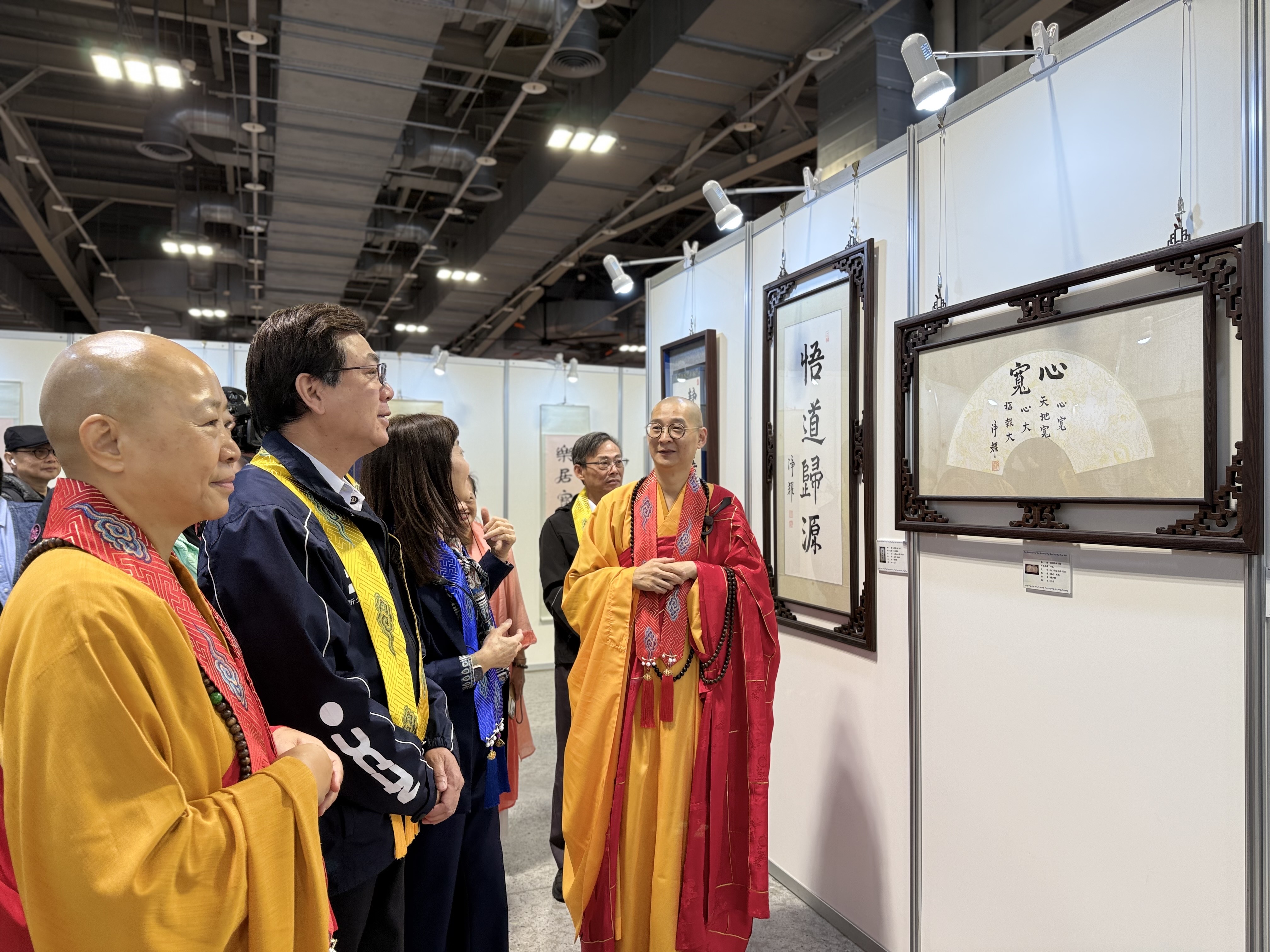 劉和然在淨化社會文教基金會董事長陳立純及慈法禪寺住持開善法師的引領下，參觀淨耀大和尚墨寶展