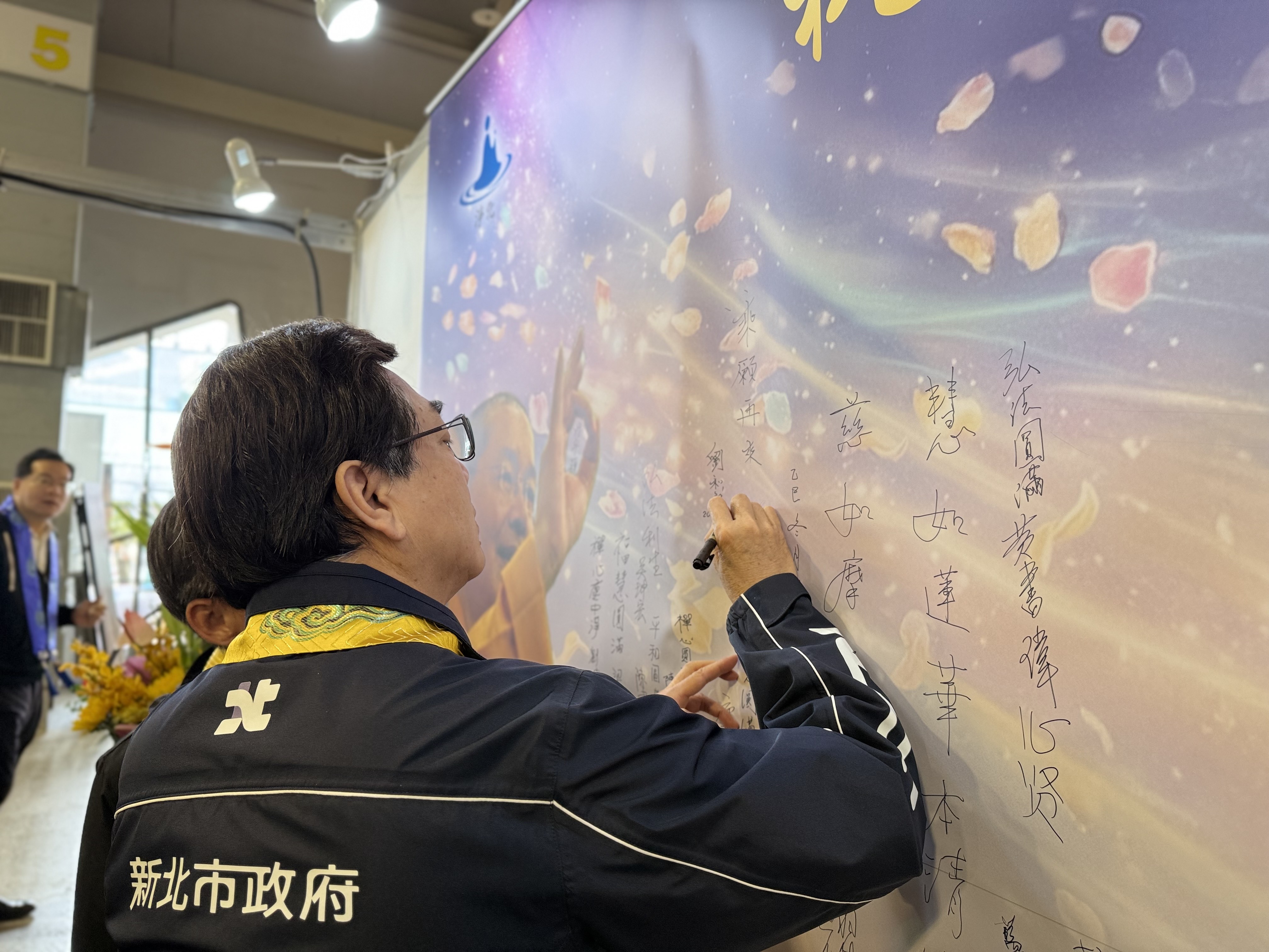 劉和然參觀淨耀大和尚墨寶展，並寫下「乘願再來」祝福語