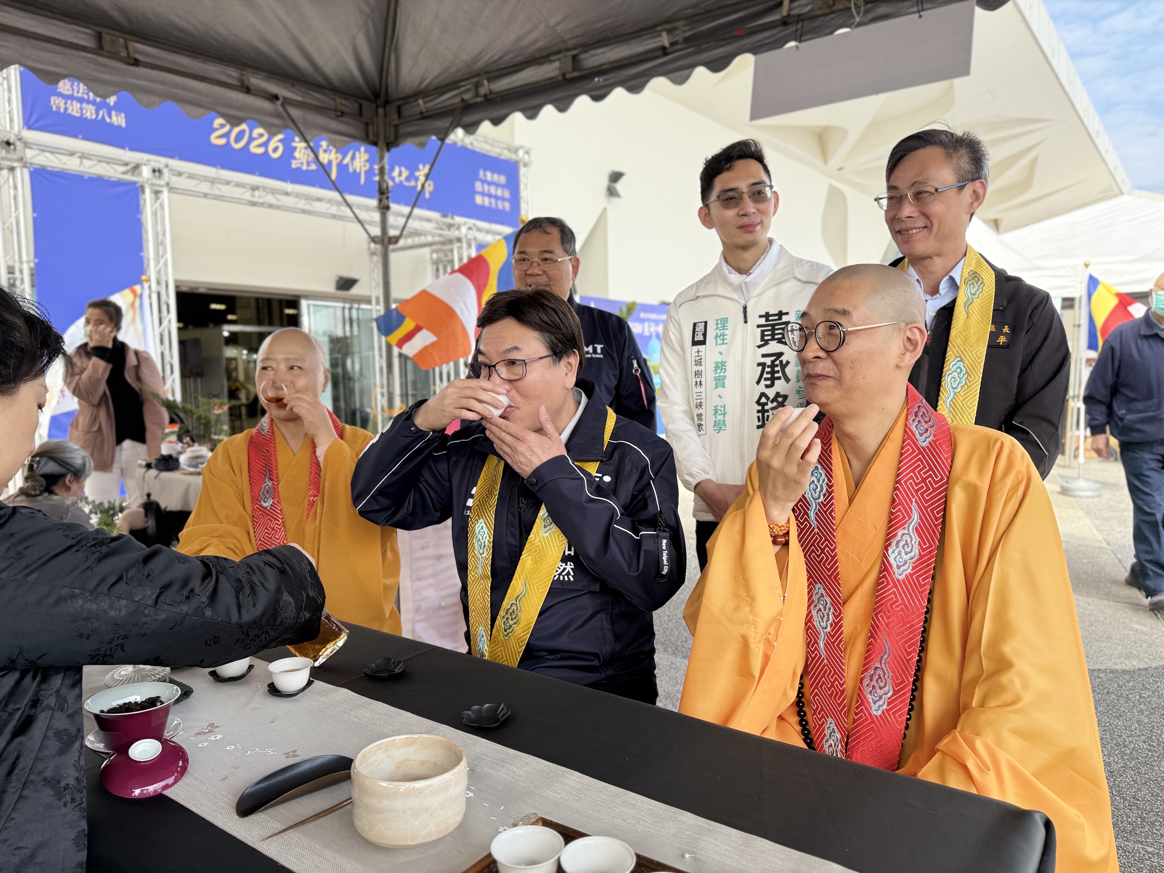 劉和然市集巡禮，親切與民眾互動