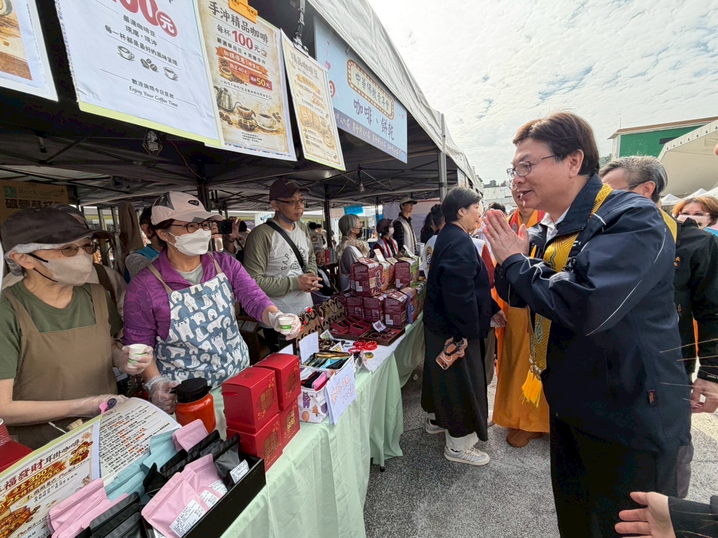 劉和然市集巡禮，與民眾親切互動