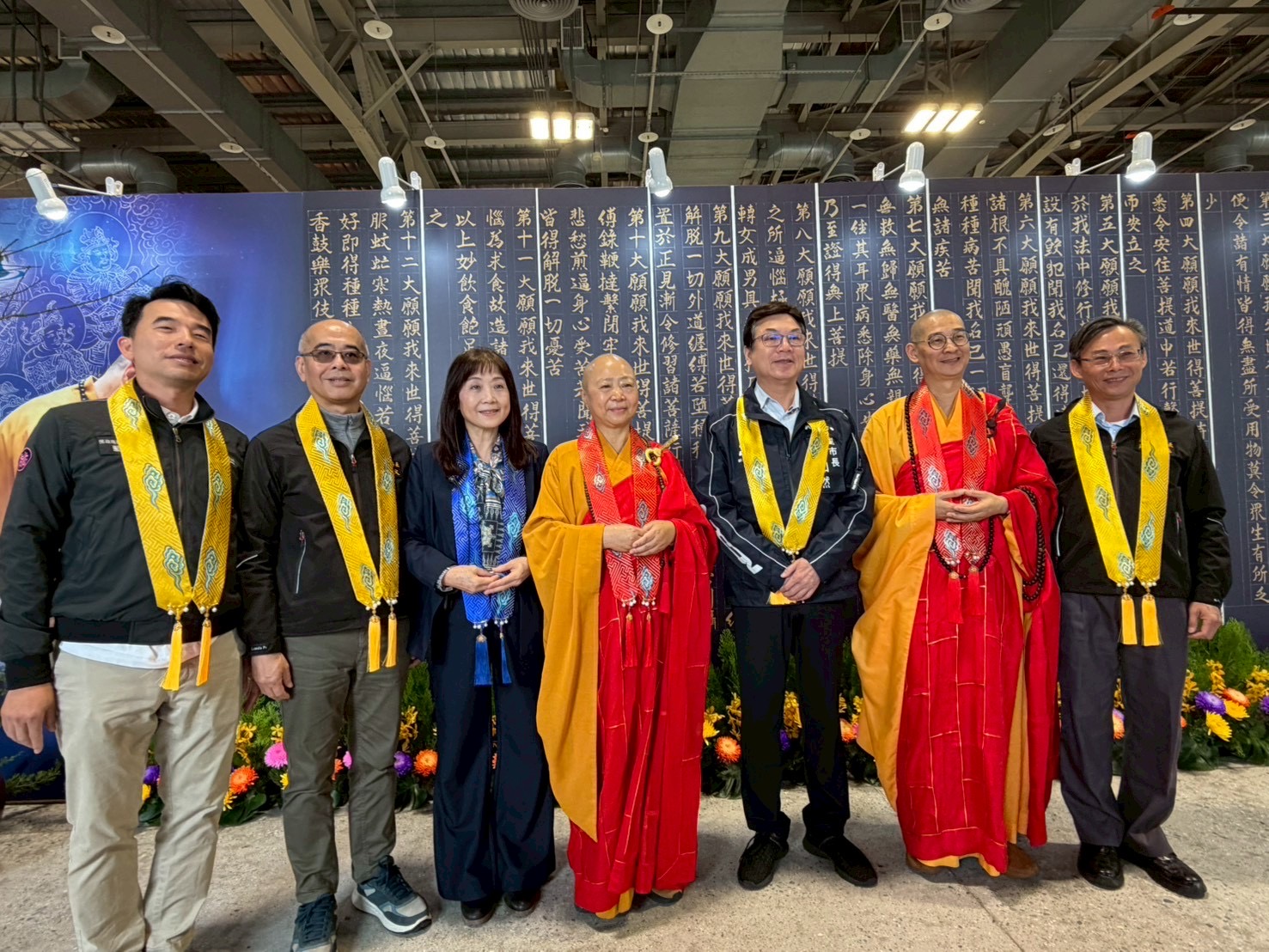 劉和然與淨化社會文教基金會董事長陳立純、見引法師、大慧法師及出席貴賓合影