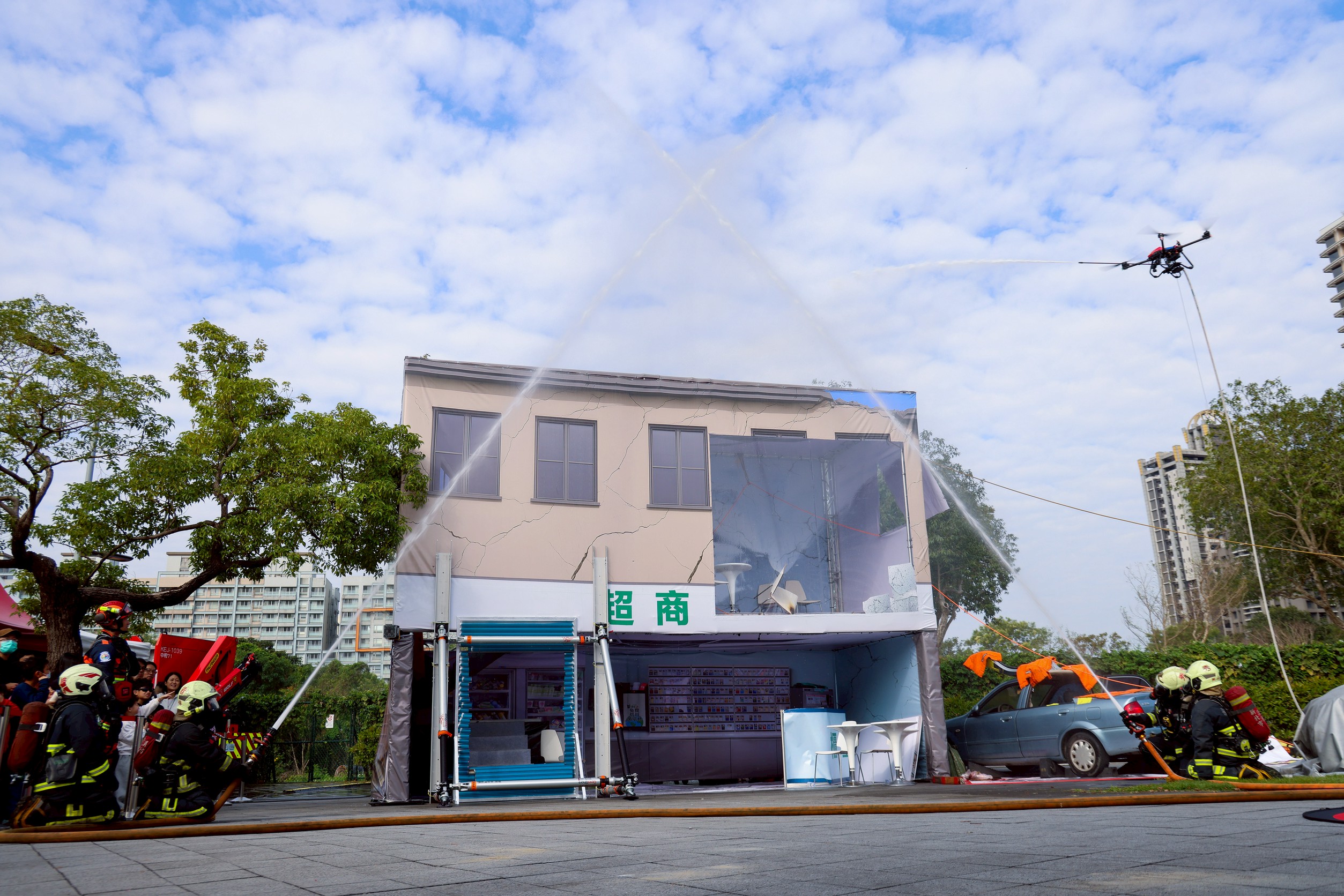 活動現場展示多項精實救災救護演練，內容涵蓋電動車火災搶救、車禍救助、搜救犬搜索、高索救助、OHCA緊急救護、醫院雙軌派遣及無人機射水等救援項目。