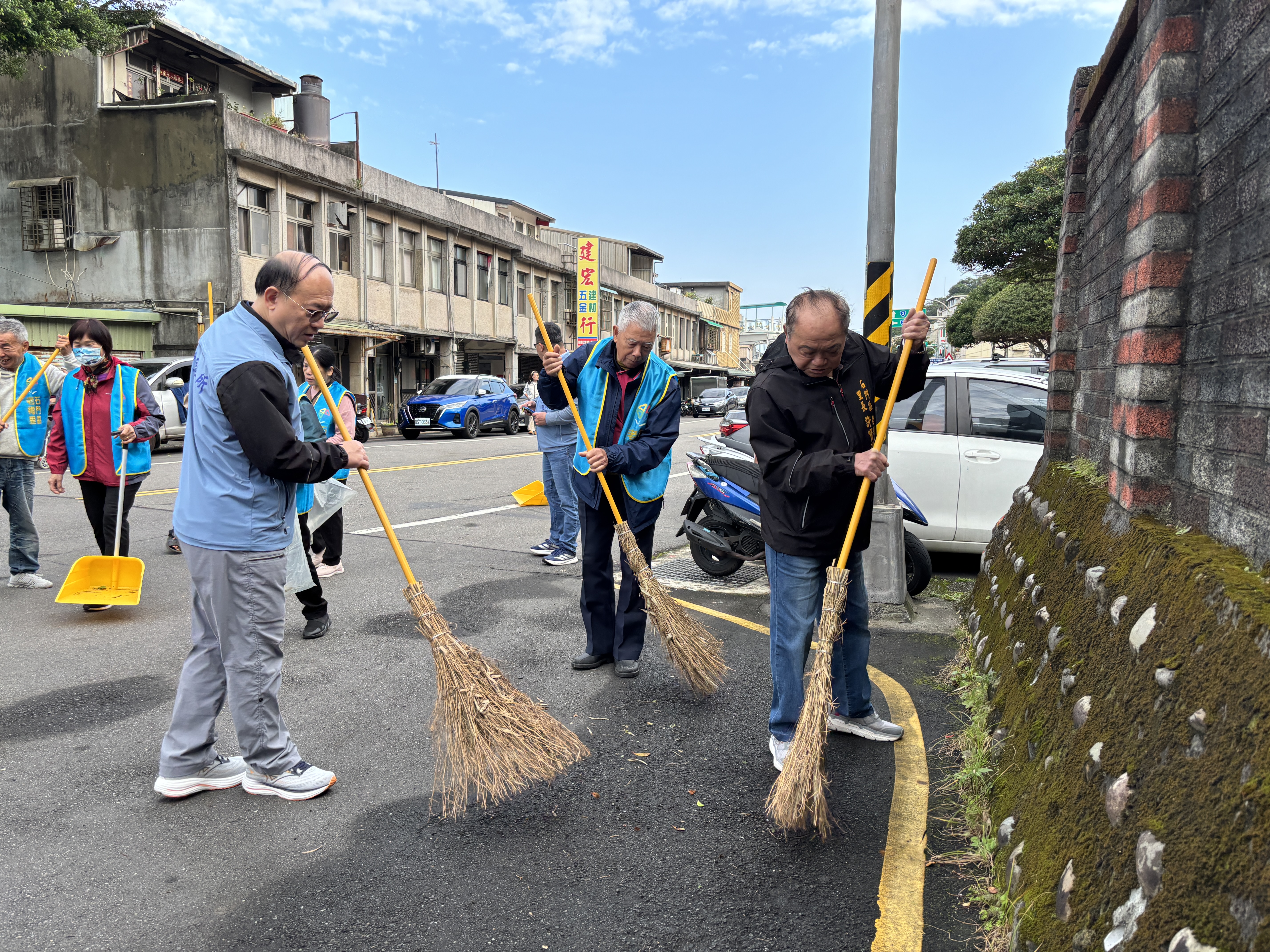 石門吳家兆區長與環保志義工一同清掃環境