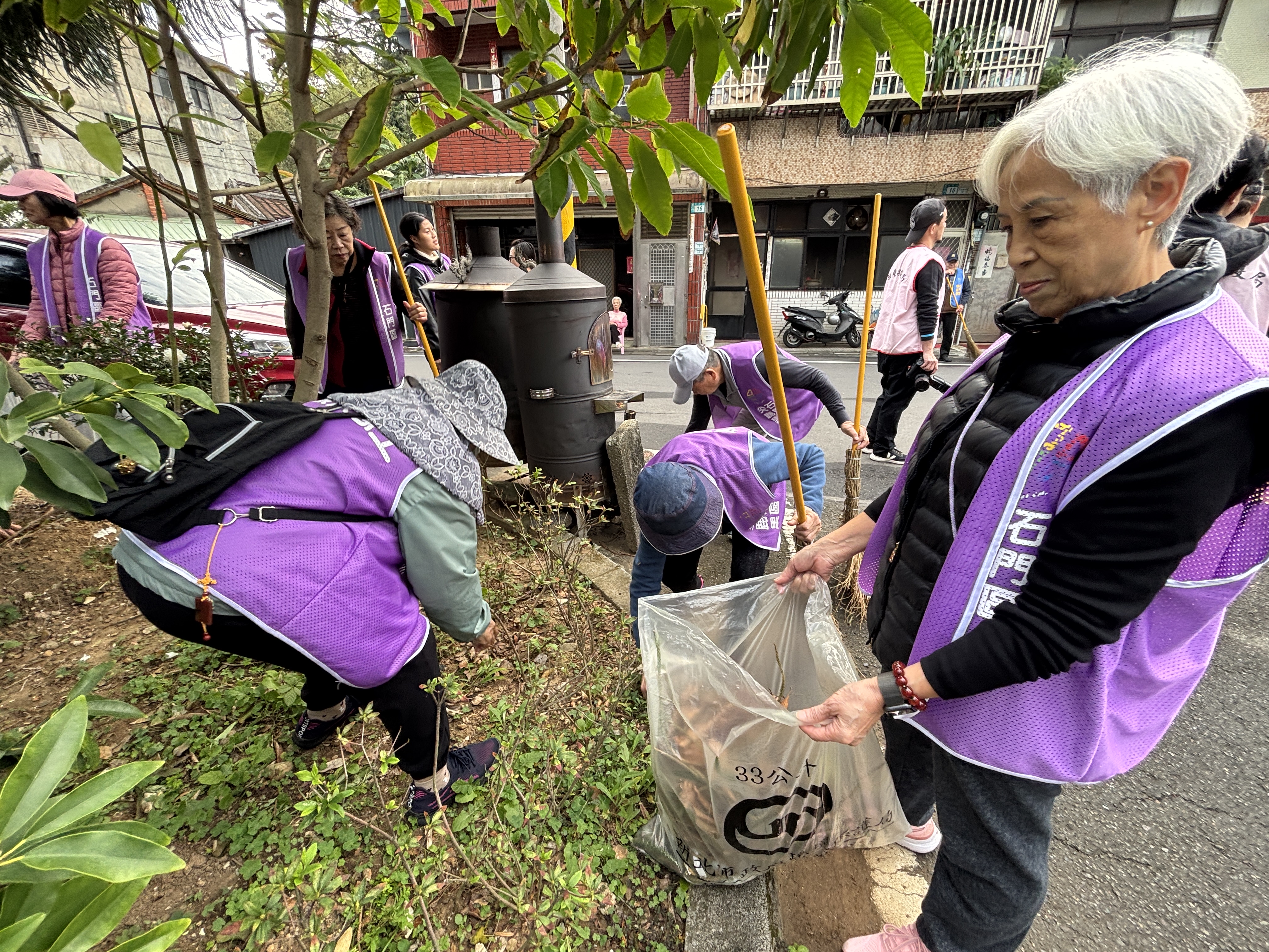 石門區尖鹿里環保志義工整理環境