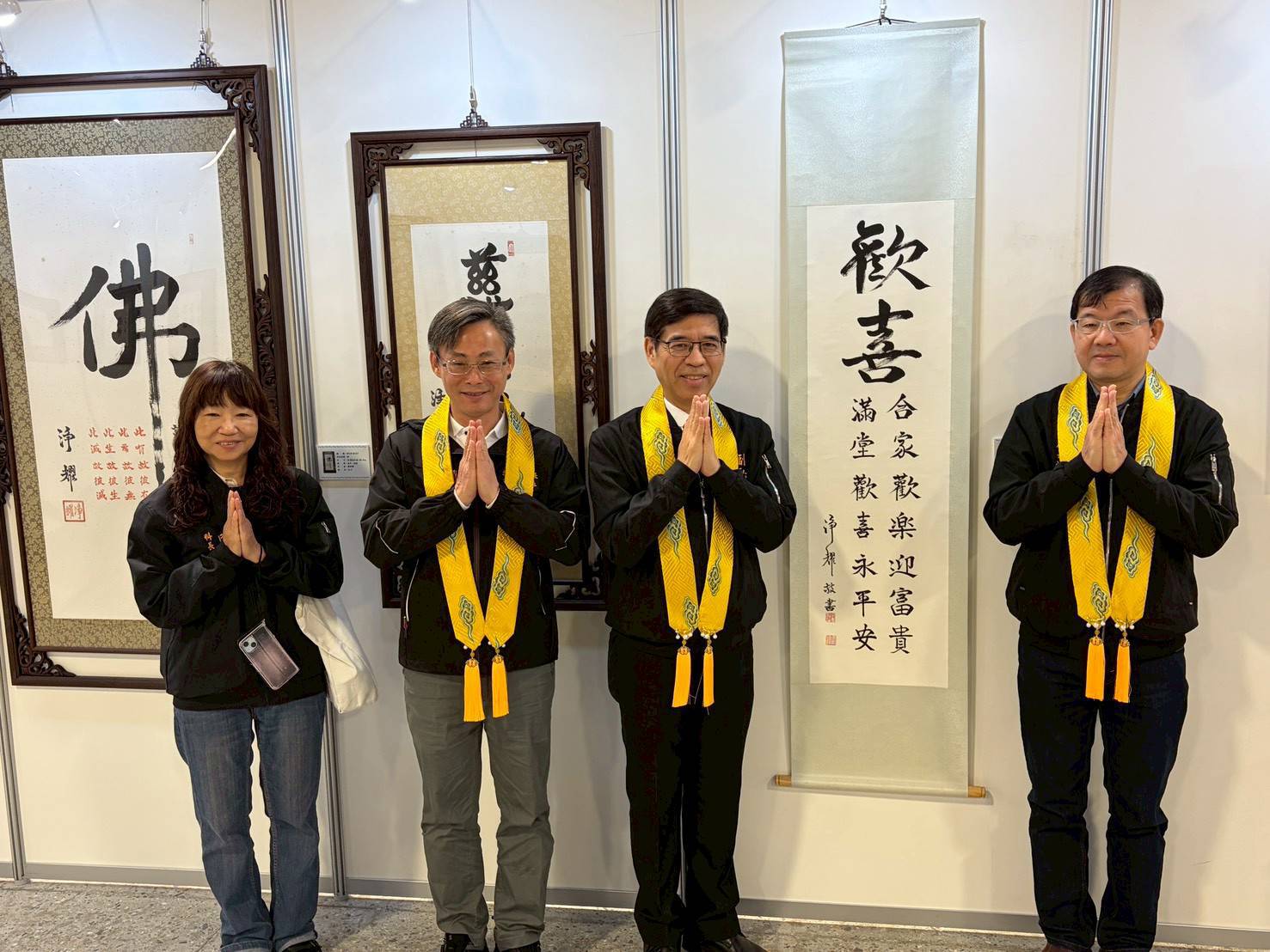 副秘書長柯慶忠、民政局長林耀長與土城區長周晉平共同參觀墨寶展，感受淨耀大和尚的文字力量。