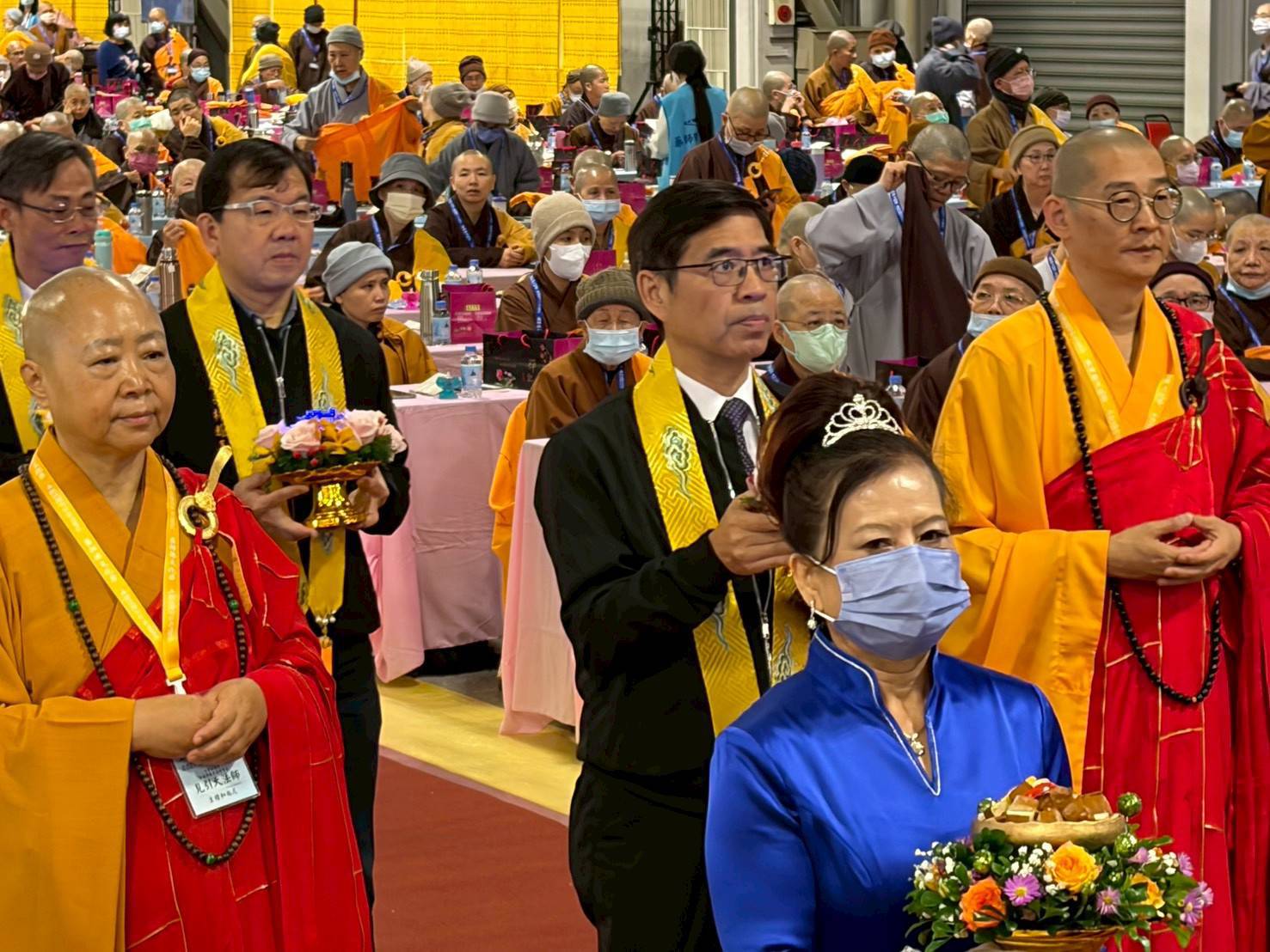 副秘書長柯慶忠與民政局長林耀長神情肅穆，為社會祈求安定與福澤。