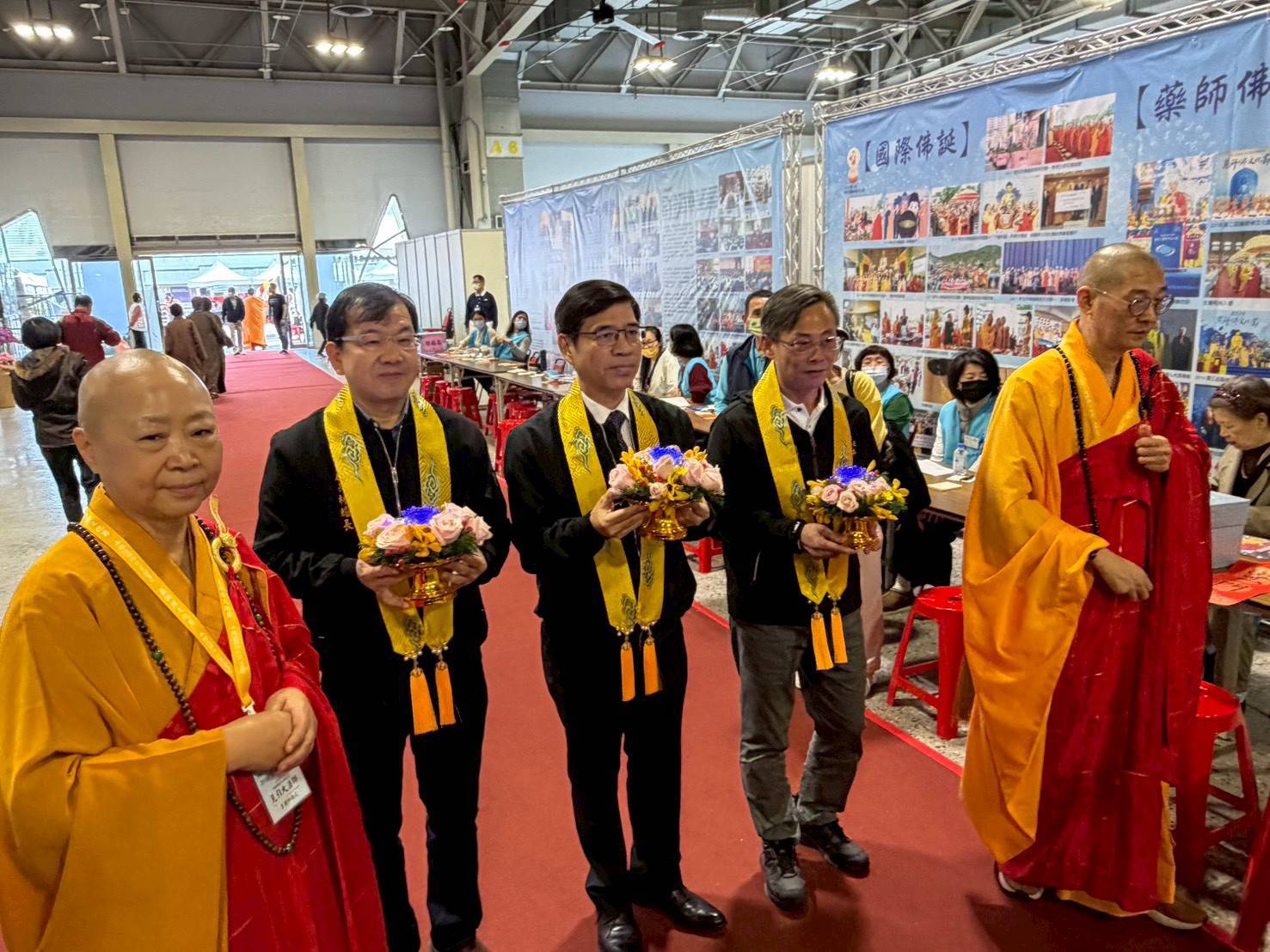 副秘書長率領市府團隊，感受藥師佛文化節的溫暖氛圍。