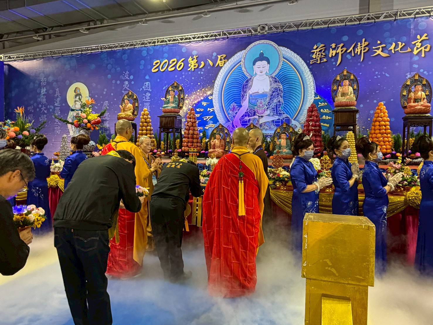 現場匯聚千位僧眾共修藥師法門，場面莊嚴神聖，匯聚全民祈福的正向能量。