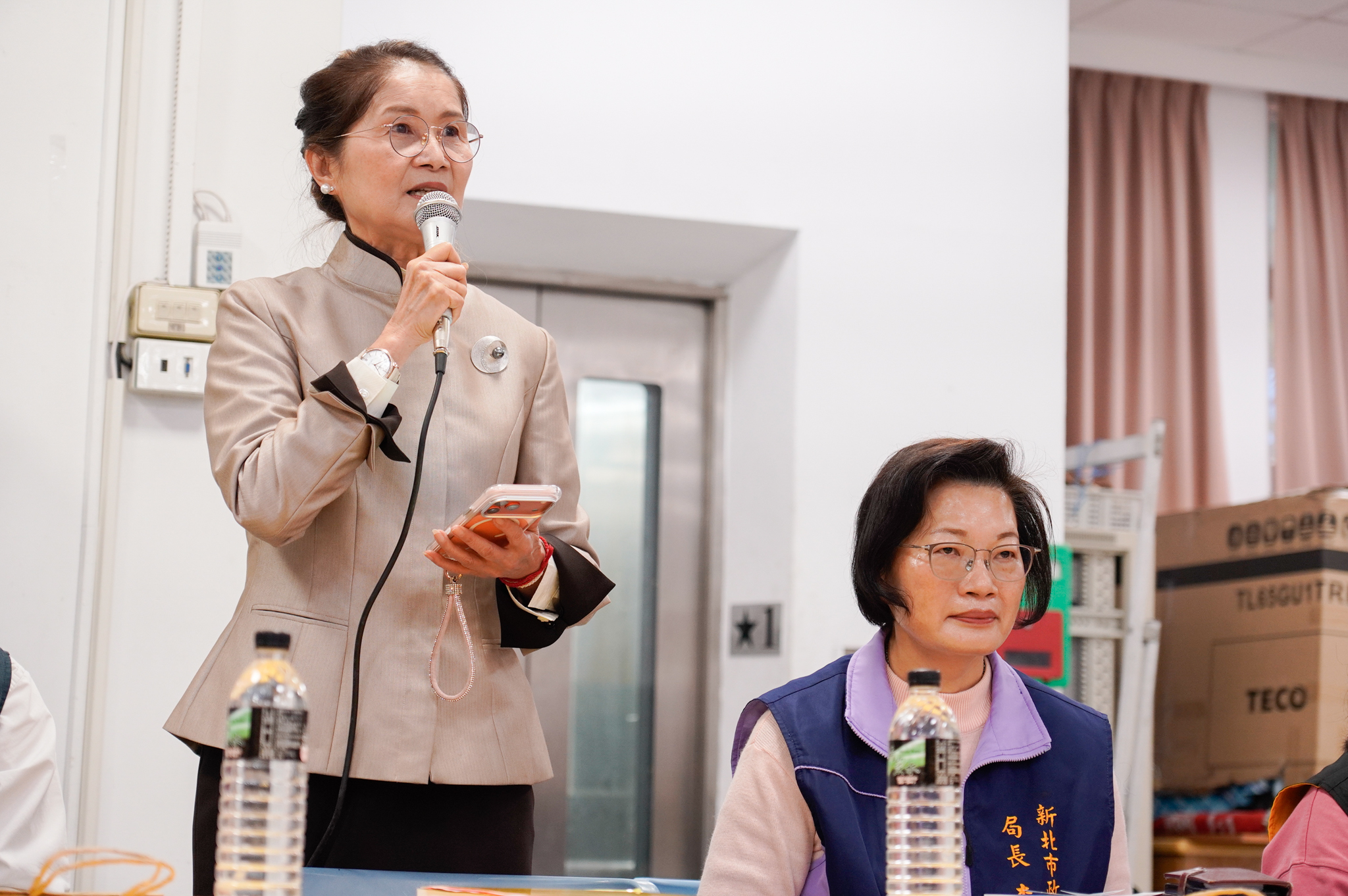 天慈功德會83年起致力服務弱勢家庭，理事長鄭呂碧雪(左)感謝在地多位善心人士共同響應。