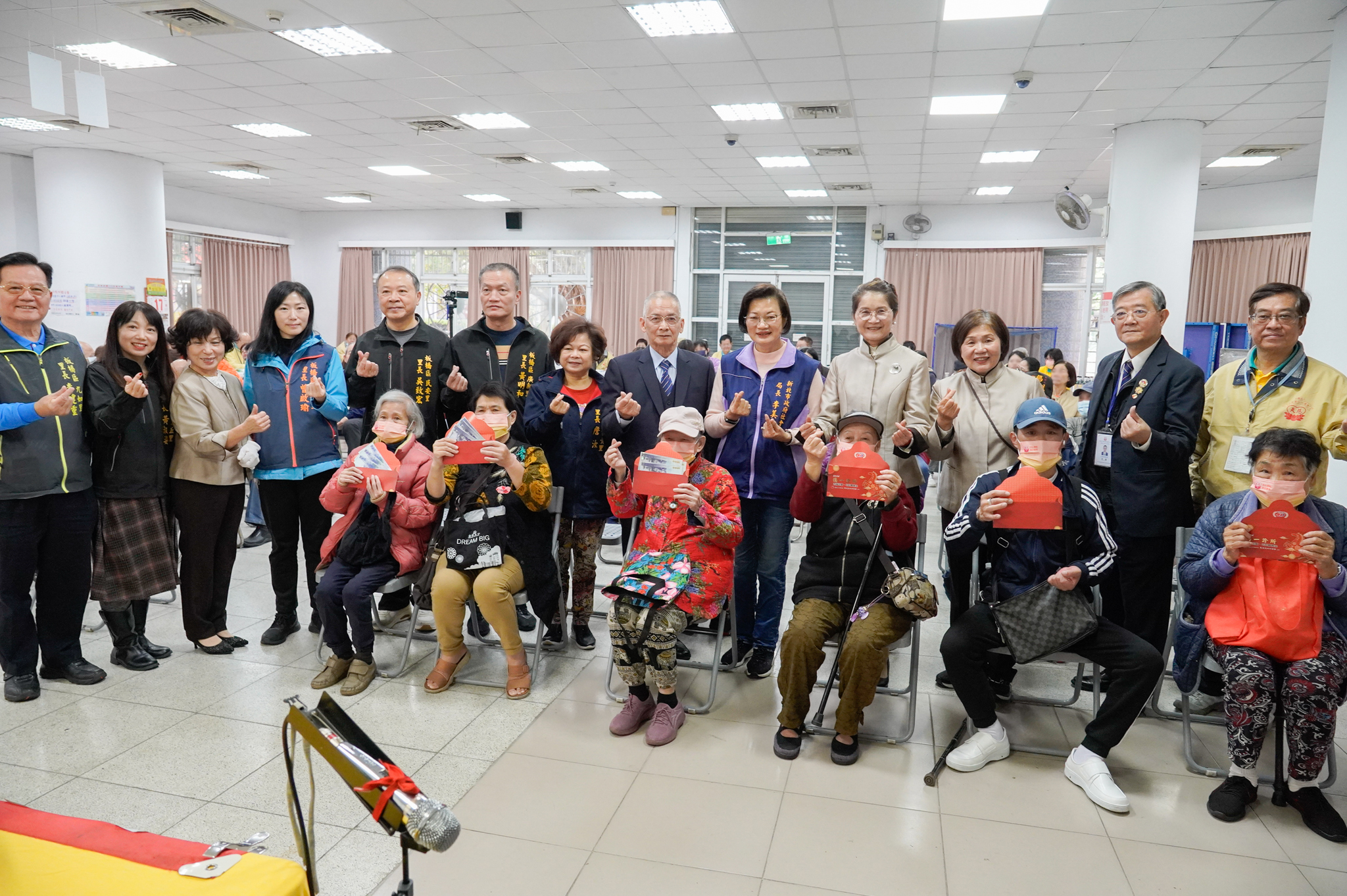 天慈愛心功德會結合各界善心，長年於新北地區舉辦「點亮希望 讓愛飛揚」愛心關懷公益活動。