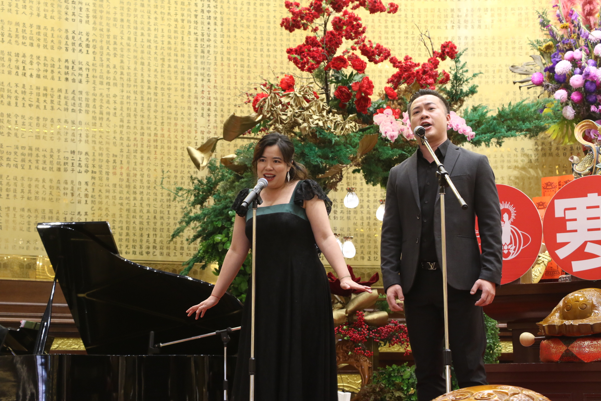 三峽在地女高音賴玨妤和男中音林政勳在寒冬送暖音樂饗宴中精采對唱