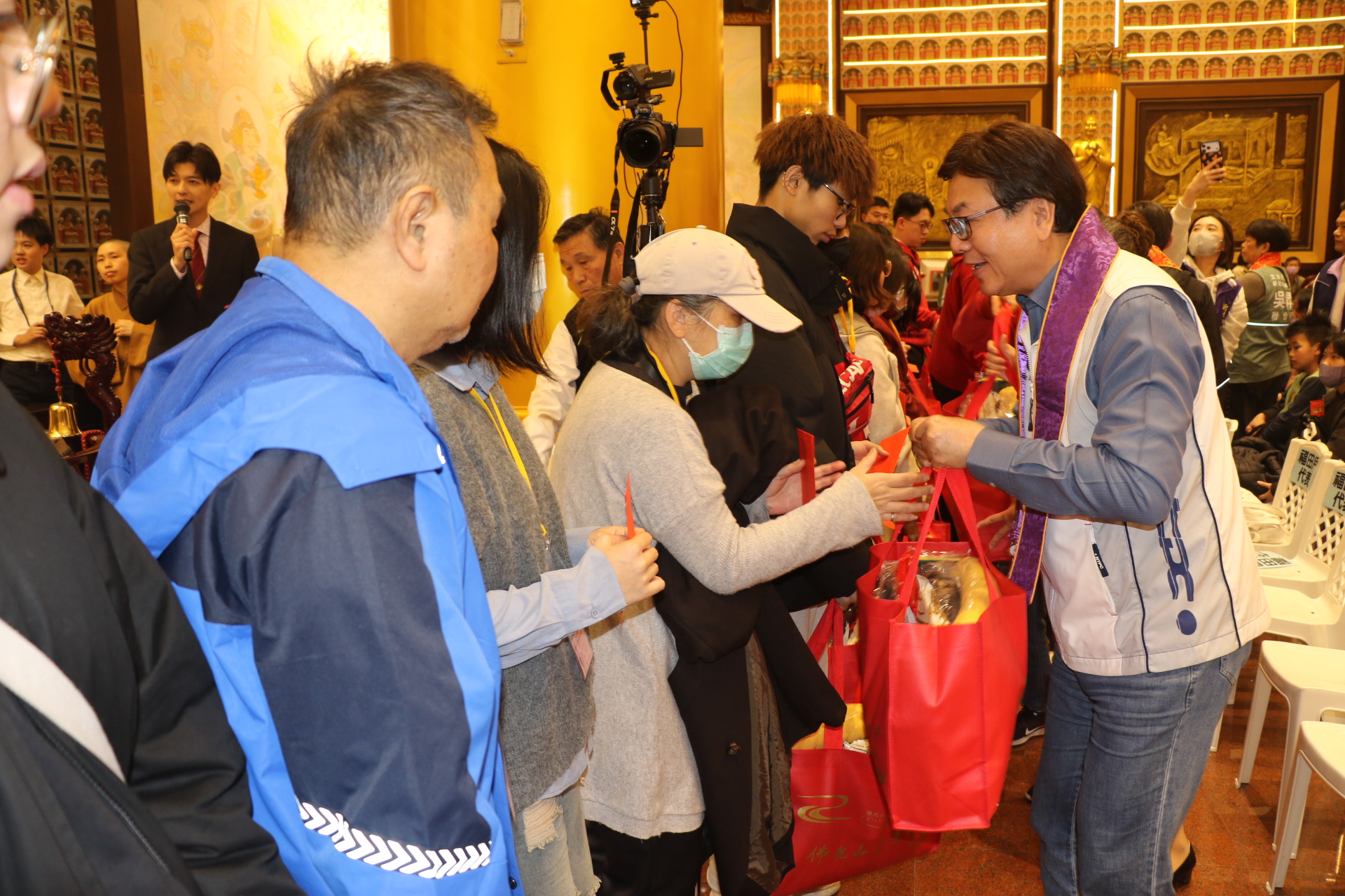  劉和然副市長致贈福袋給參加的福田戶