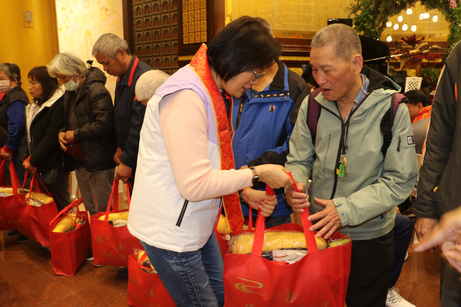  社會局長李美珍致贈福袋給福田戶