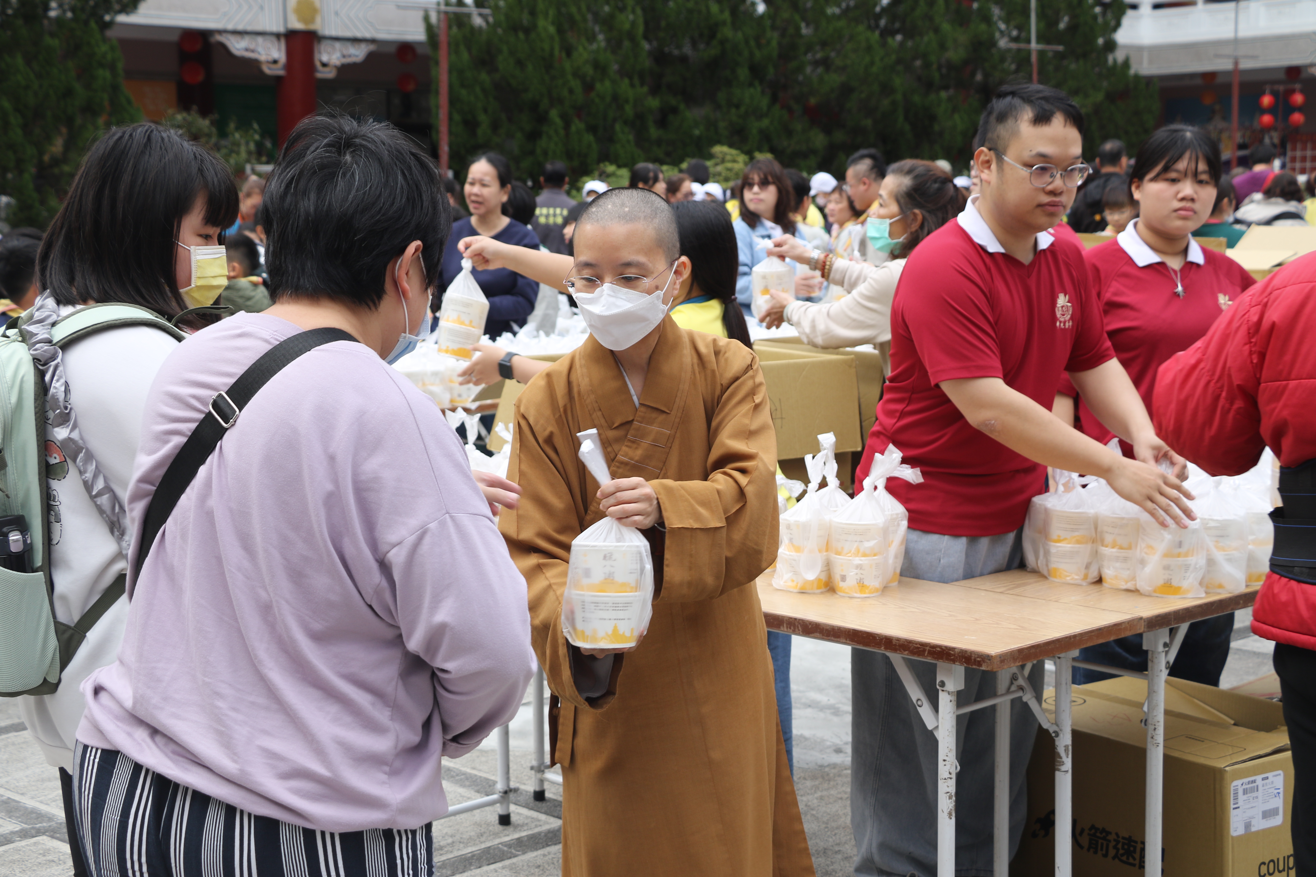  金光明寺師父為每戶福田戶奉上臘八粥
