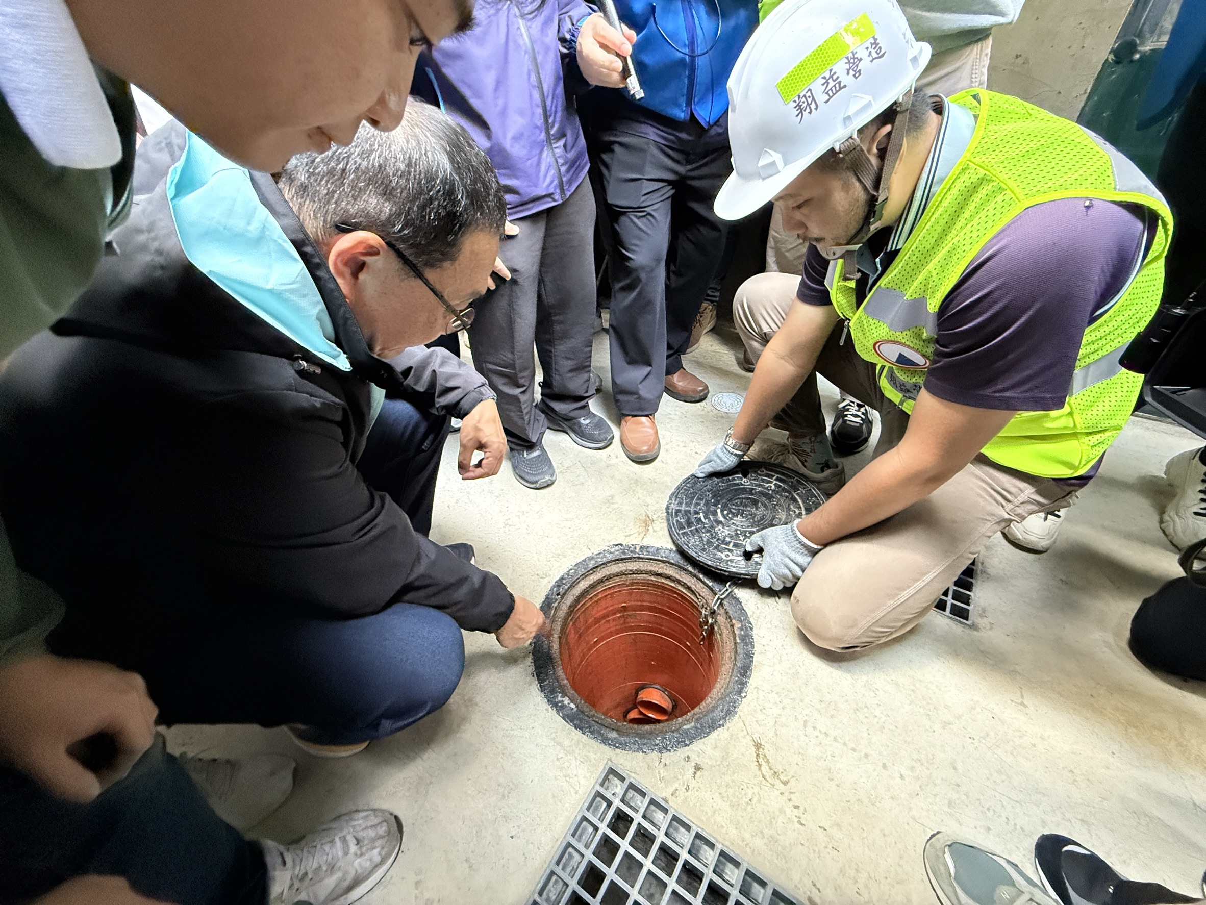 施工人員打開後巷配管箱，向市長侯友宜說明污水接管的方式