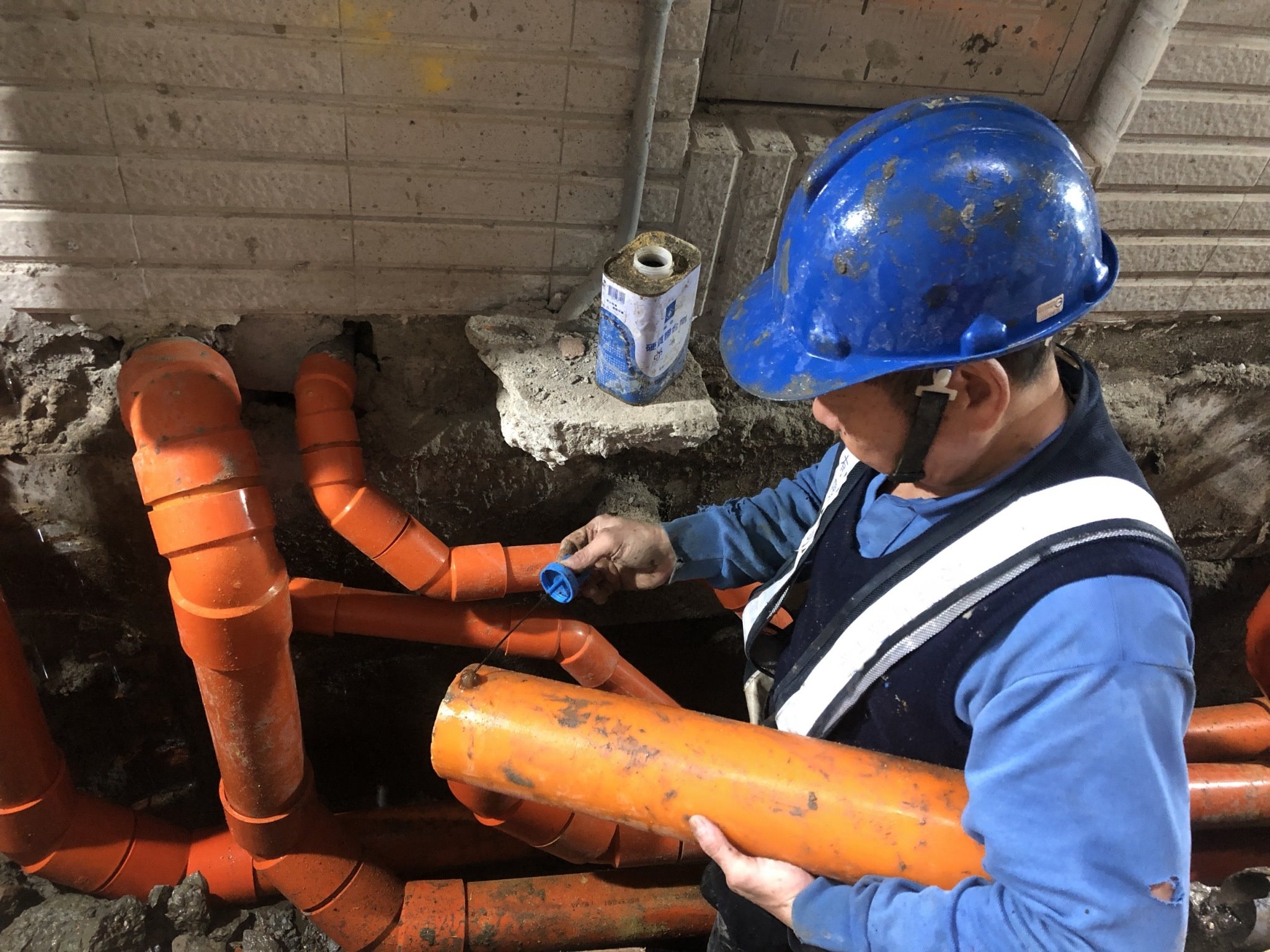 施工人員將民眾的污水，透過橘色污水管線，接入後巷污水下水道