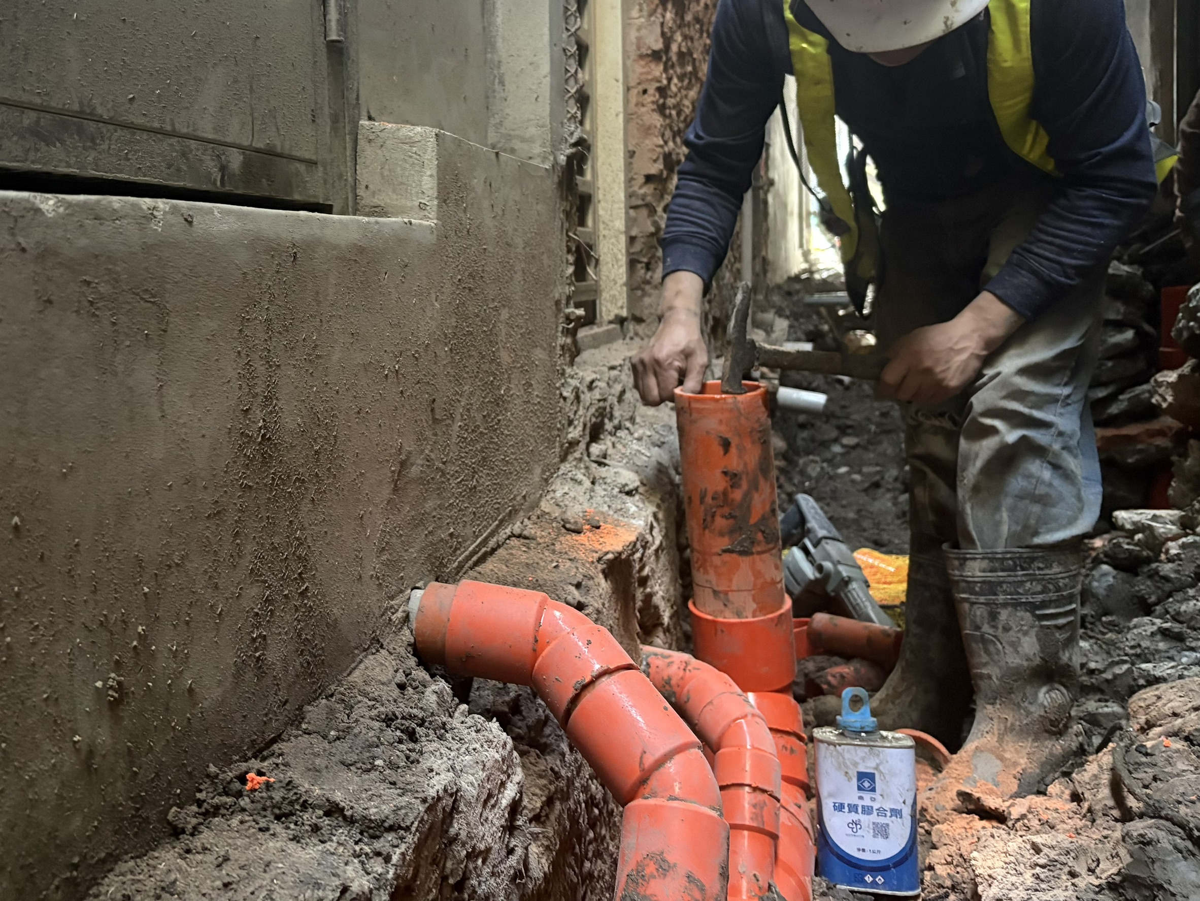 後巷經由污水接管後，污水就不再排放至後巷，改善環境衛生