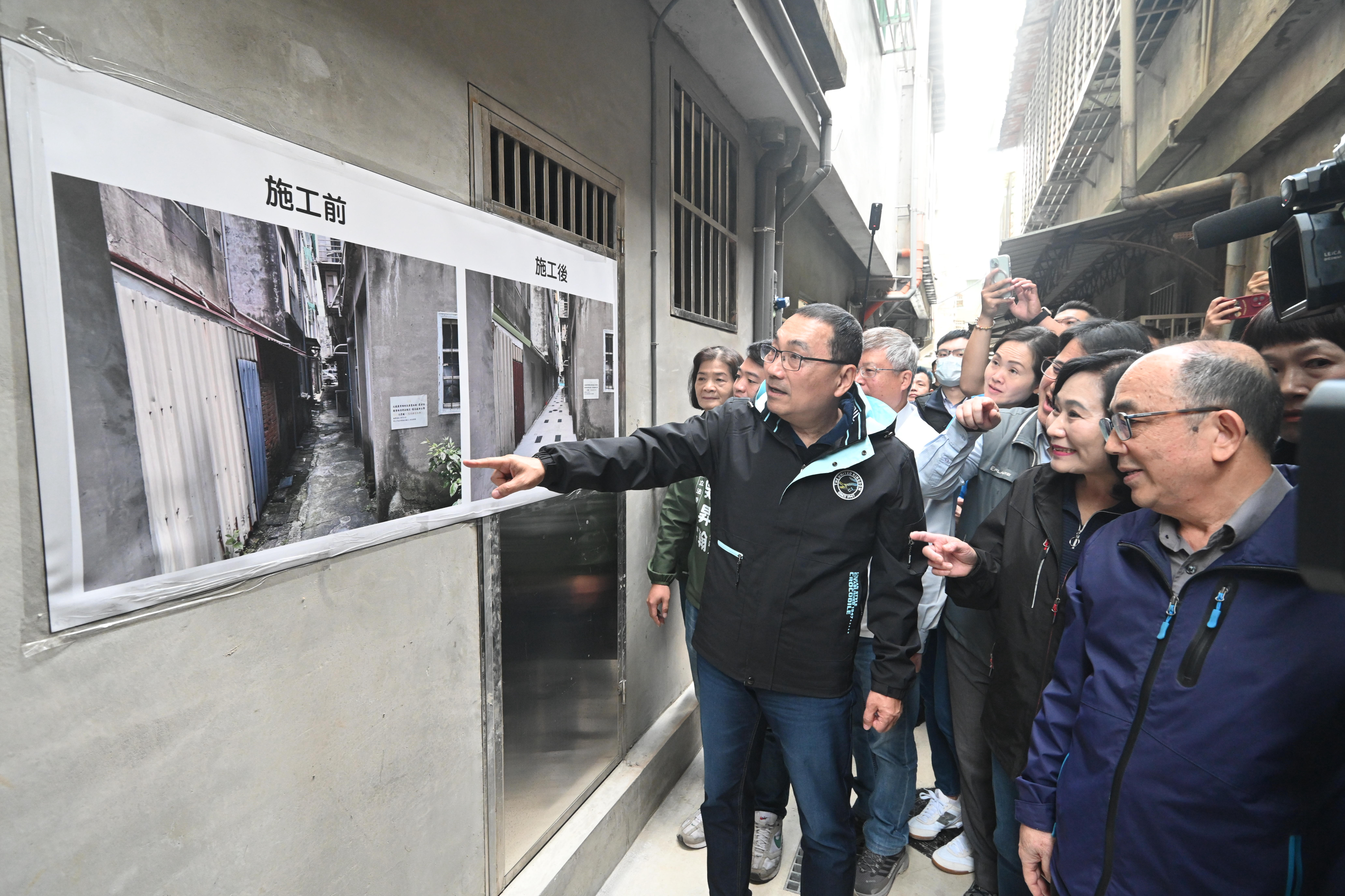 新北市長侯友宜今（19）日前往三峽區視察污水下水道用戶接管工程，並表示，市府會持續努力建構完善的污水處理系統，打造永續環境。