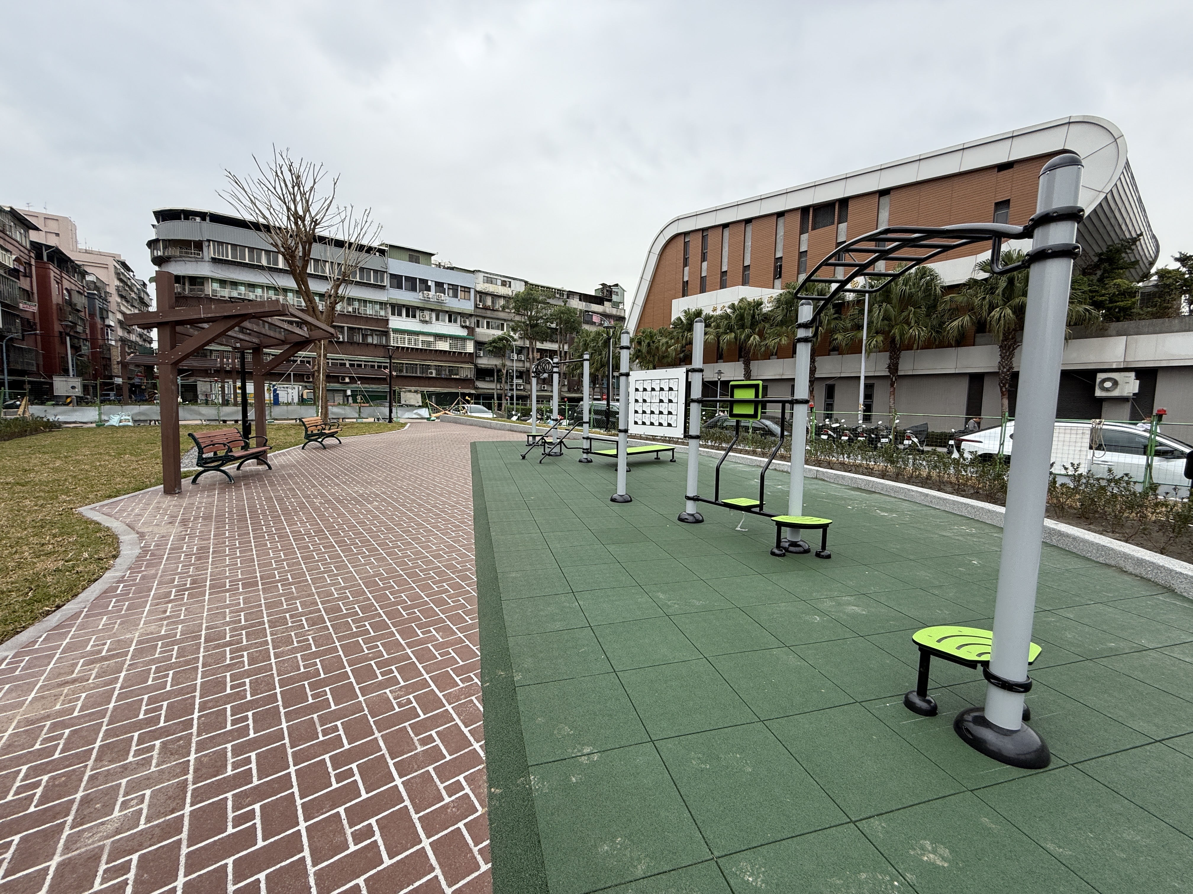 兒九公園設置綜合式體健設施與簡易式運動器材，滿足不同年齡層及體能需求。