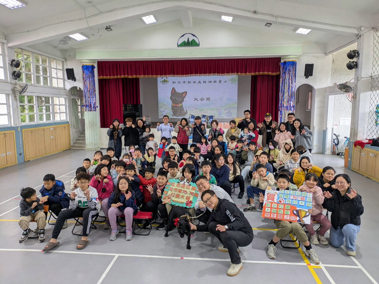  臺北市湖田實驗國小校長高志遠率80多位師生共同歡迎校園犬貓入校