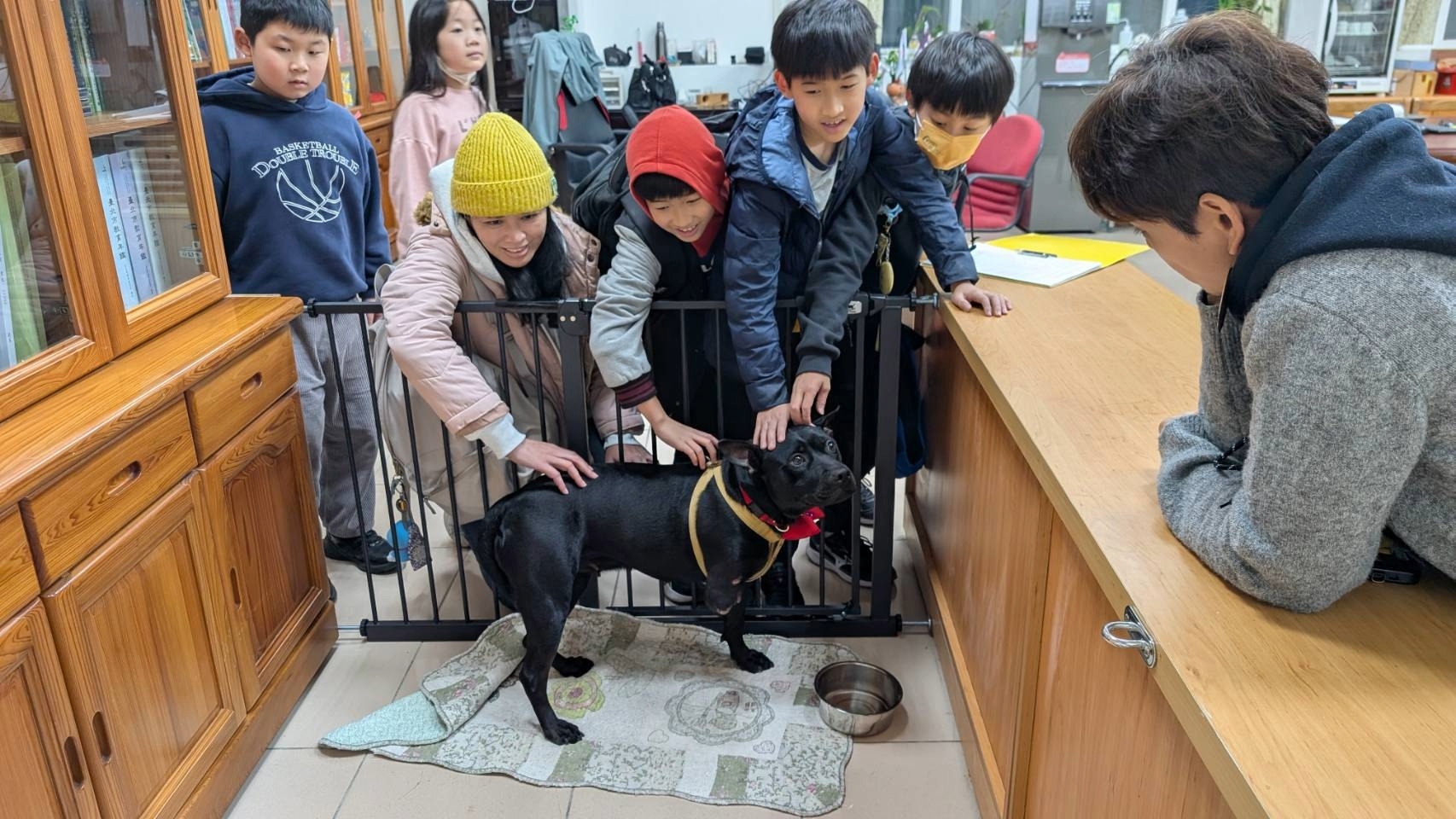  校犬安生飼養在校長室，平時小朋友會輪流來和校犬做互動