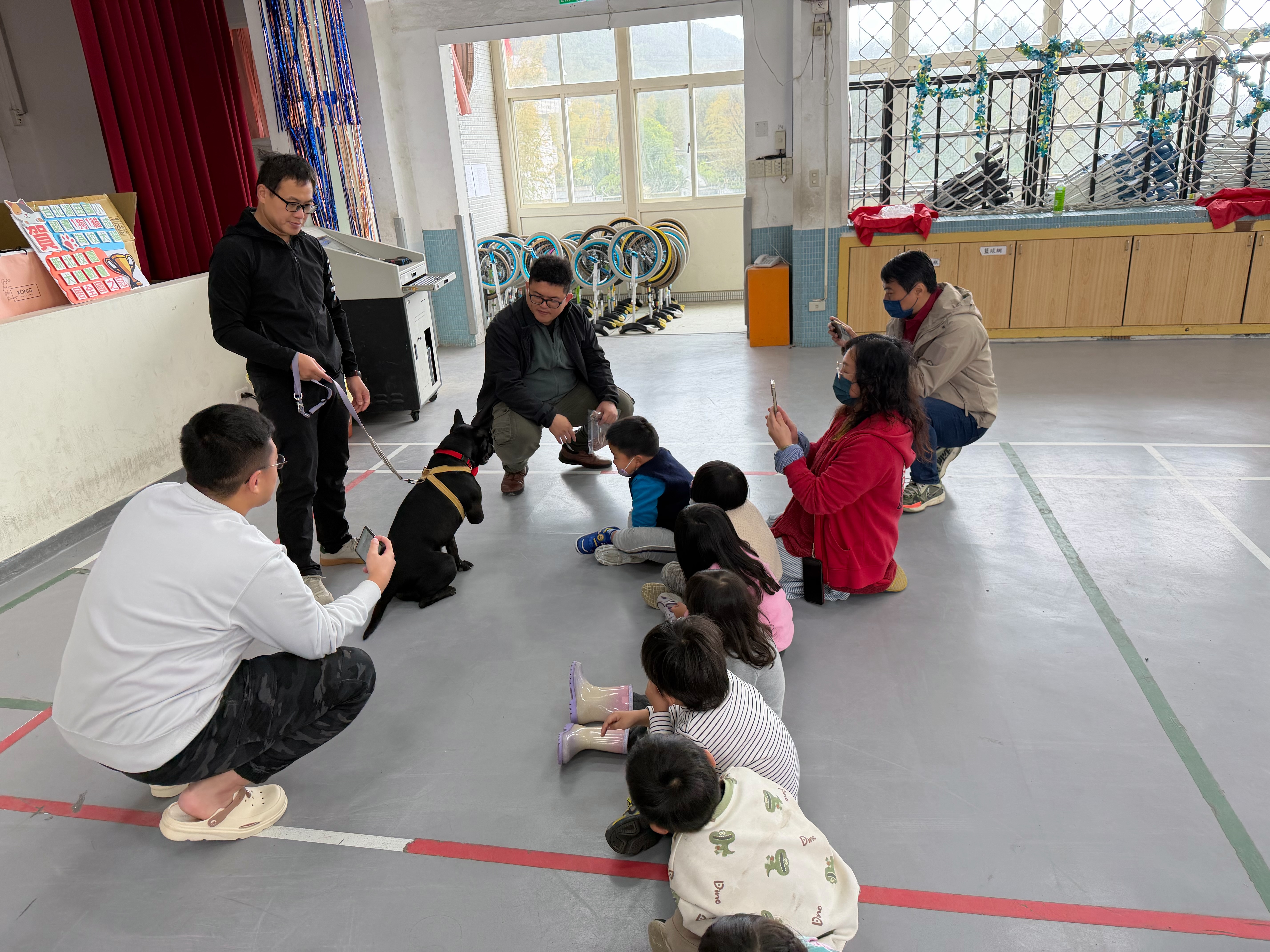  學校老師帶三腳狗安身進行學生生命教育