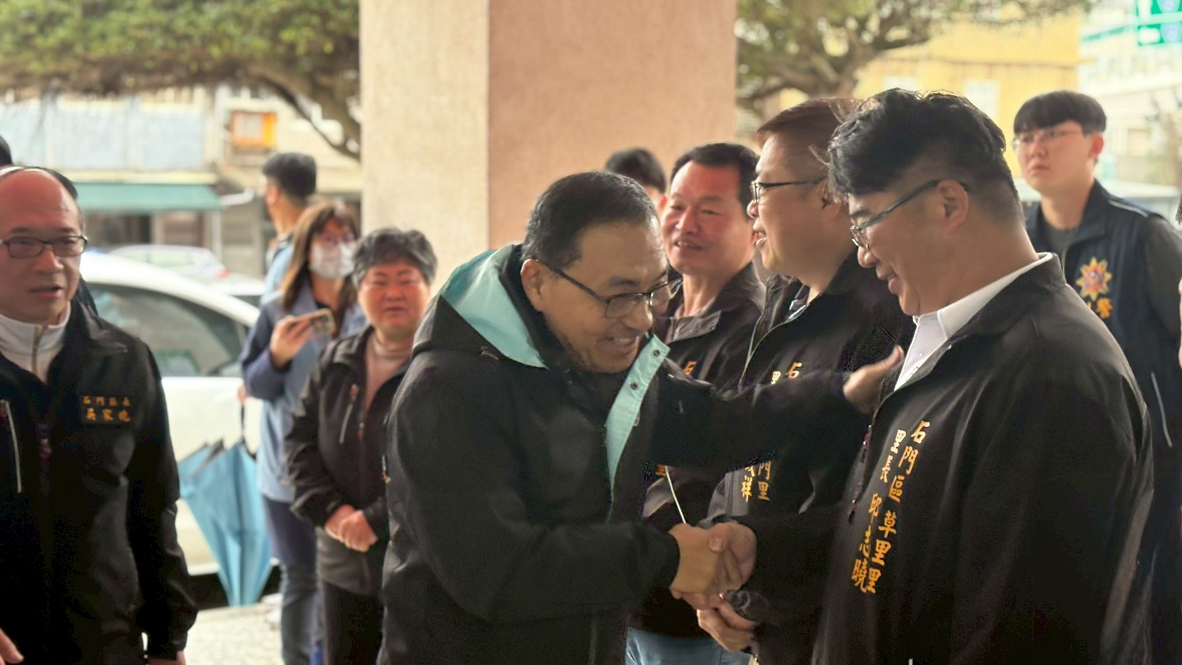 市長向石門里長招呼致意