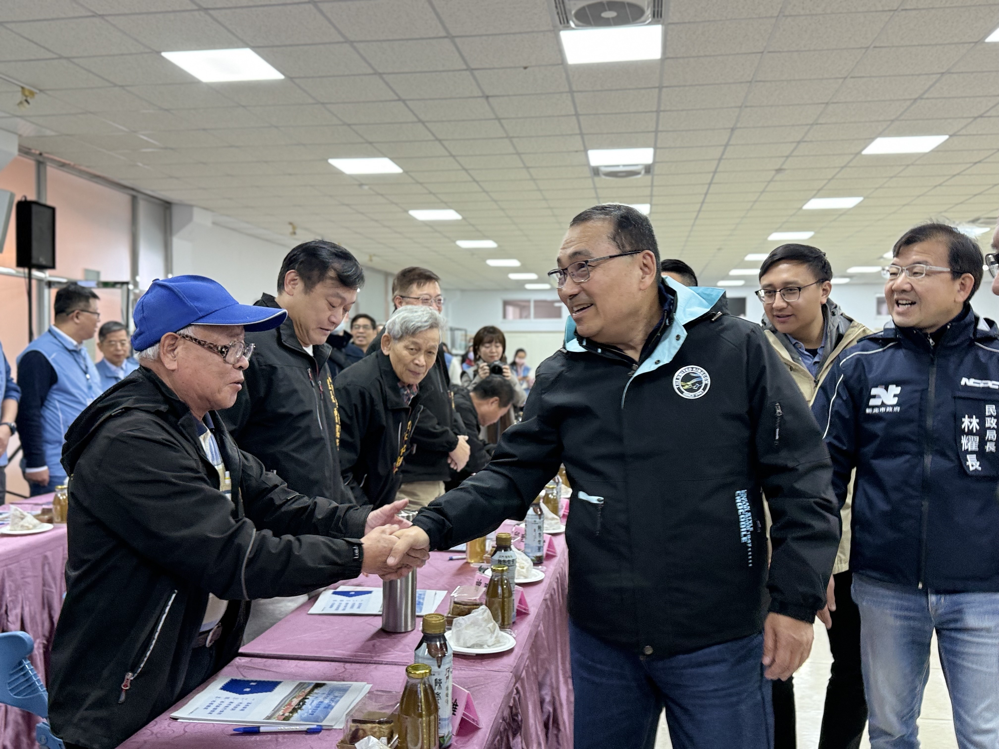 市長和石門里長招呼致意