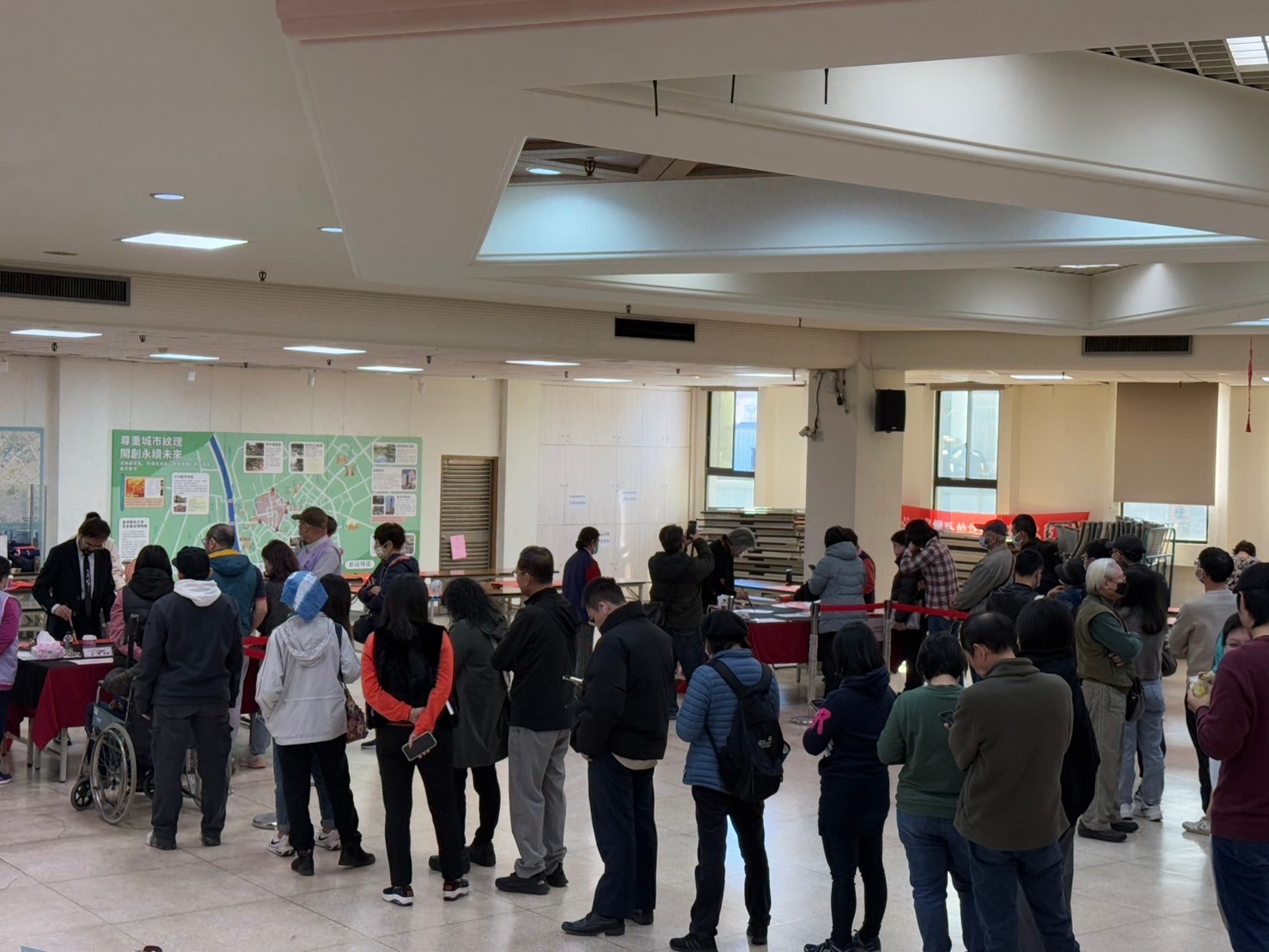 1.民眾排隊索取書法老師揮毫春聯(114年資料照片)