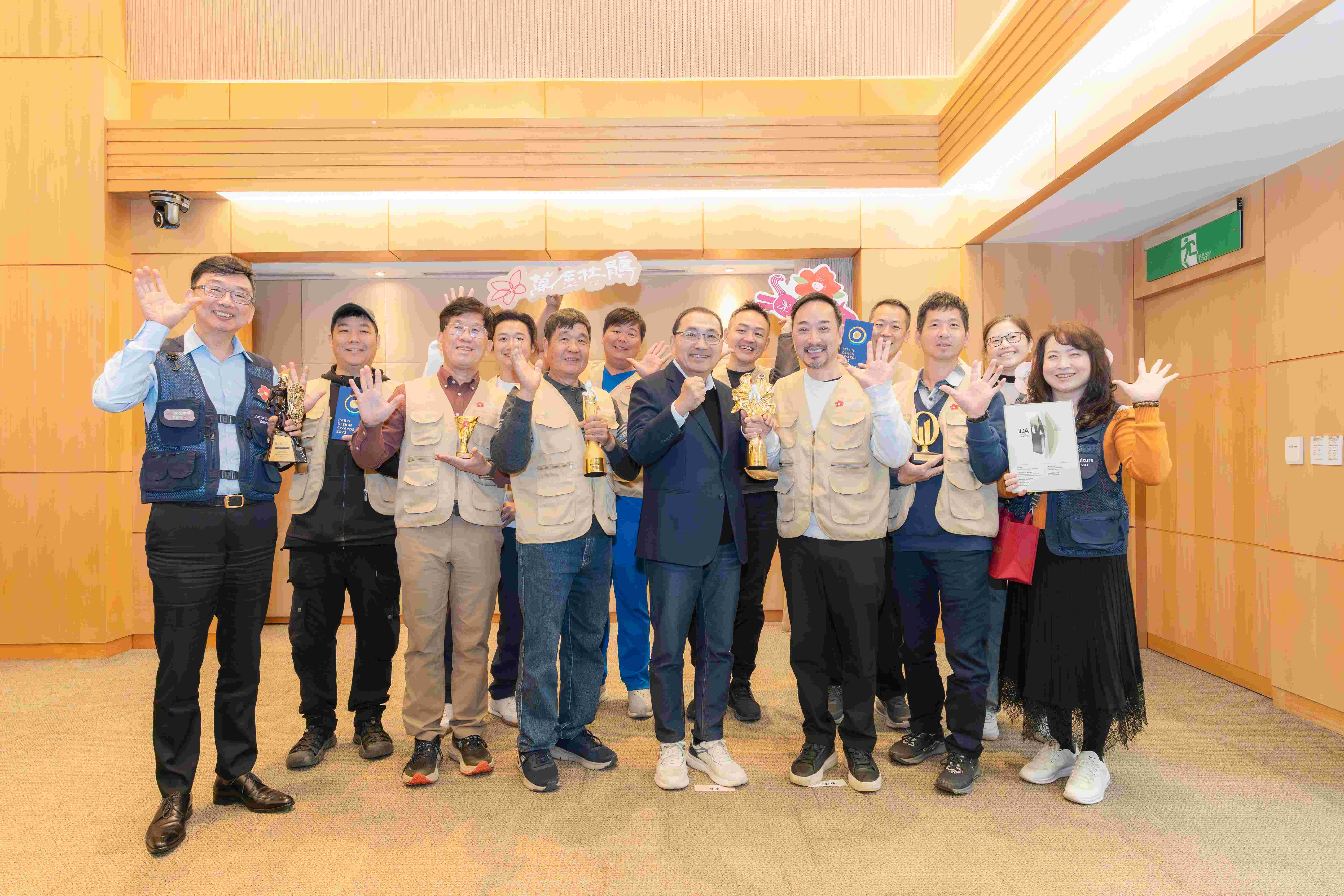 萬金杜鵑獲國際8大獎肯定，萬金地區花農與藝術家團隊今(21)日於市政會議獻獎，市長侯友宜感謝民間團體齊力推動萬金杜鵑品牌，讓新北之美躍上國際