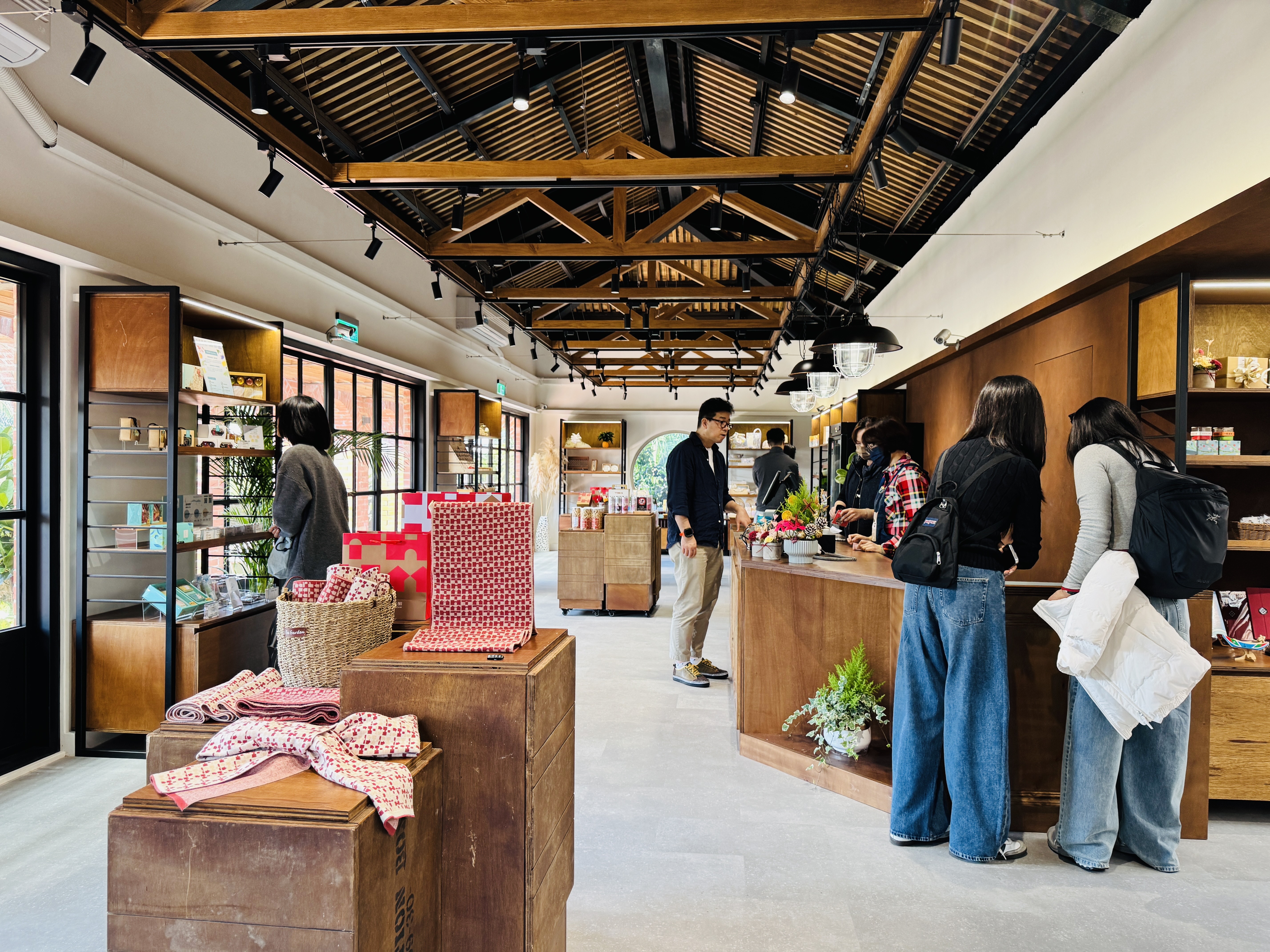 淡水古蹟博物館首間以ESG理念打造的文化商店《滬尾公行》即日起正式開幕，全新亮相的空間延伸古蹟建築的氛圍，以永續設計為核心，結合友善環境的概念，提供遊客更舒適、多元的購物體驗。