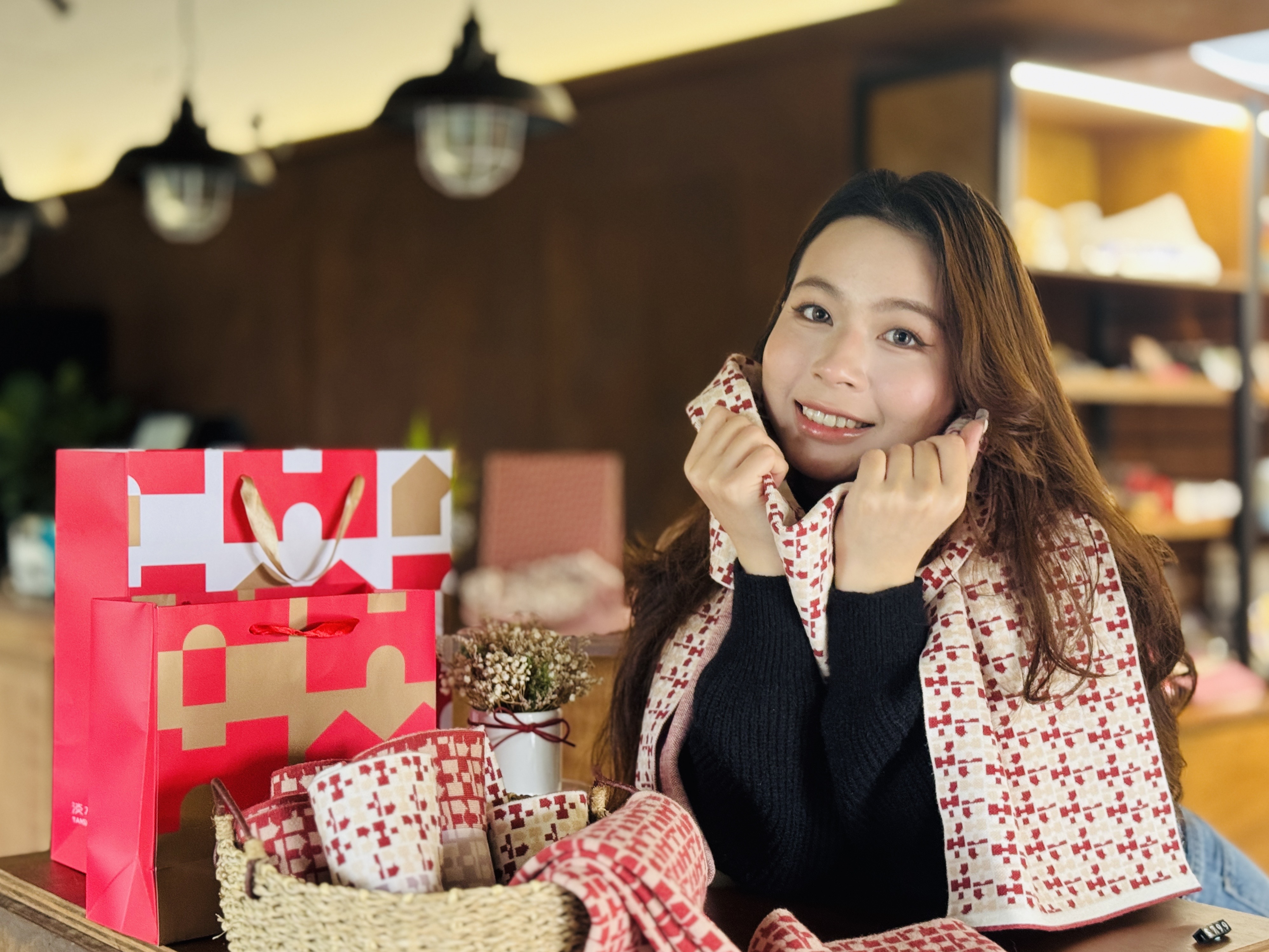 淡水古蹟博物館《滬尾公行》推出的限量款品牌圍巾，以淡古全新識別「THM」為設計主軸，運用橫編提花、雙面異色織法，觸感親膚、保暖度佳，適合冬日配戴。