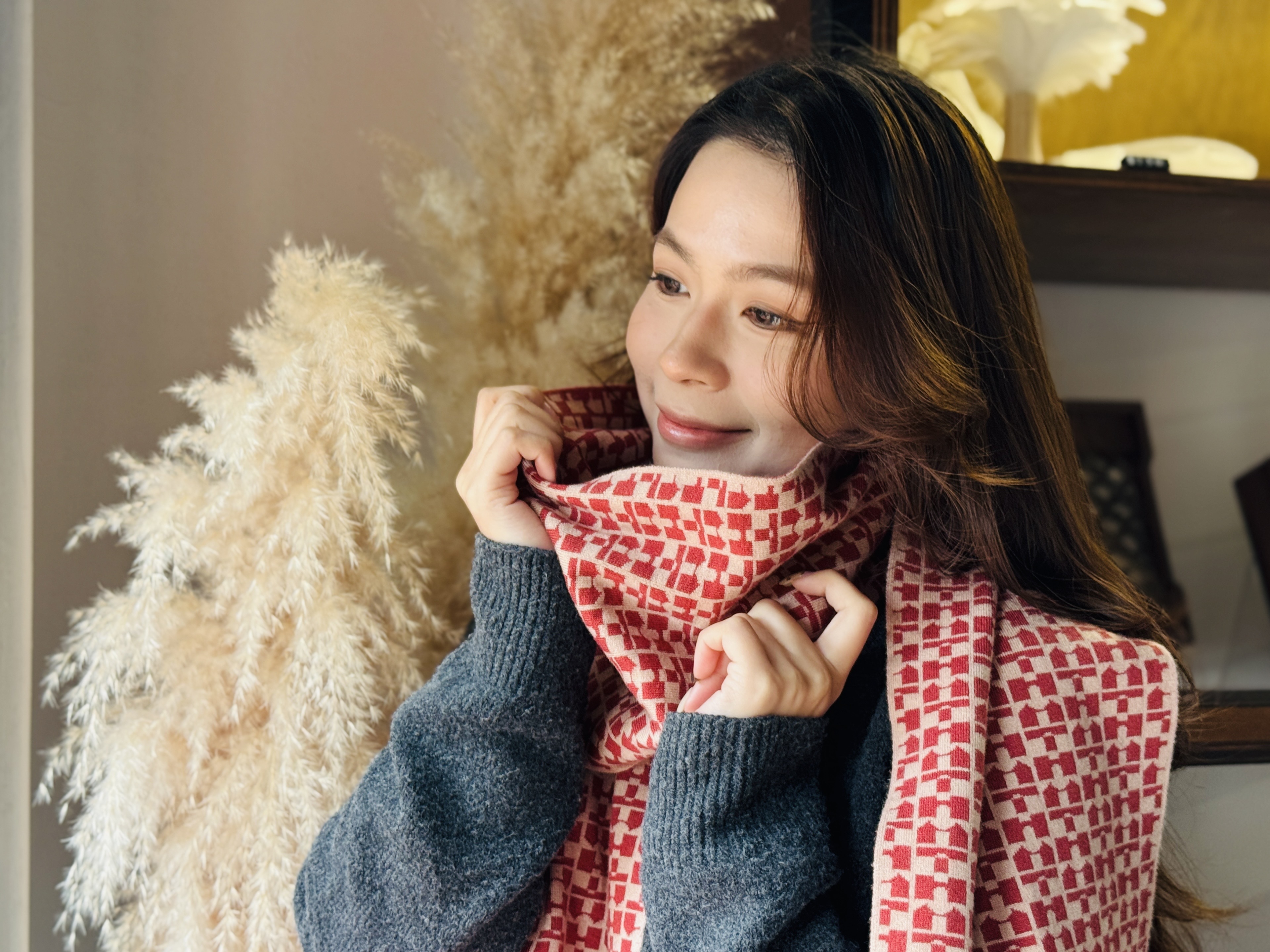 淡水古蹟博物館推出的限量款品牌圍巾，以淡古全新識別「THM」為設計主軸，運用橫編提花、雙面異色織法，觸感親膚、保暖度佳，適合冬日配戴。