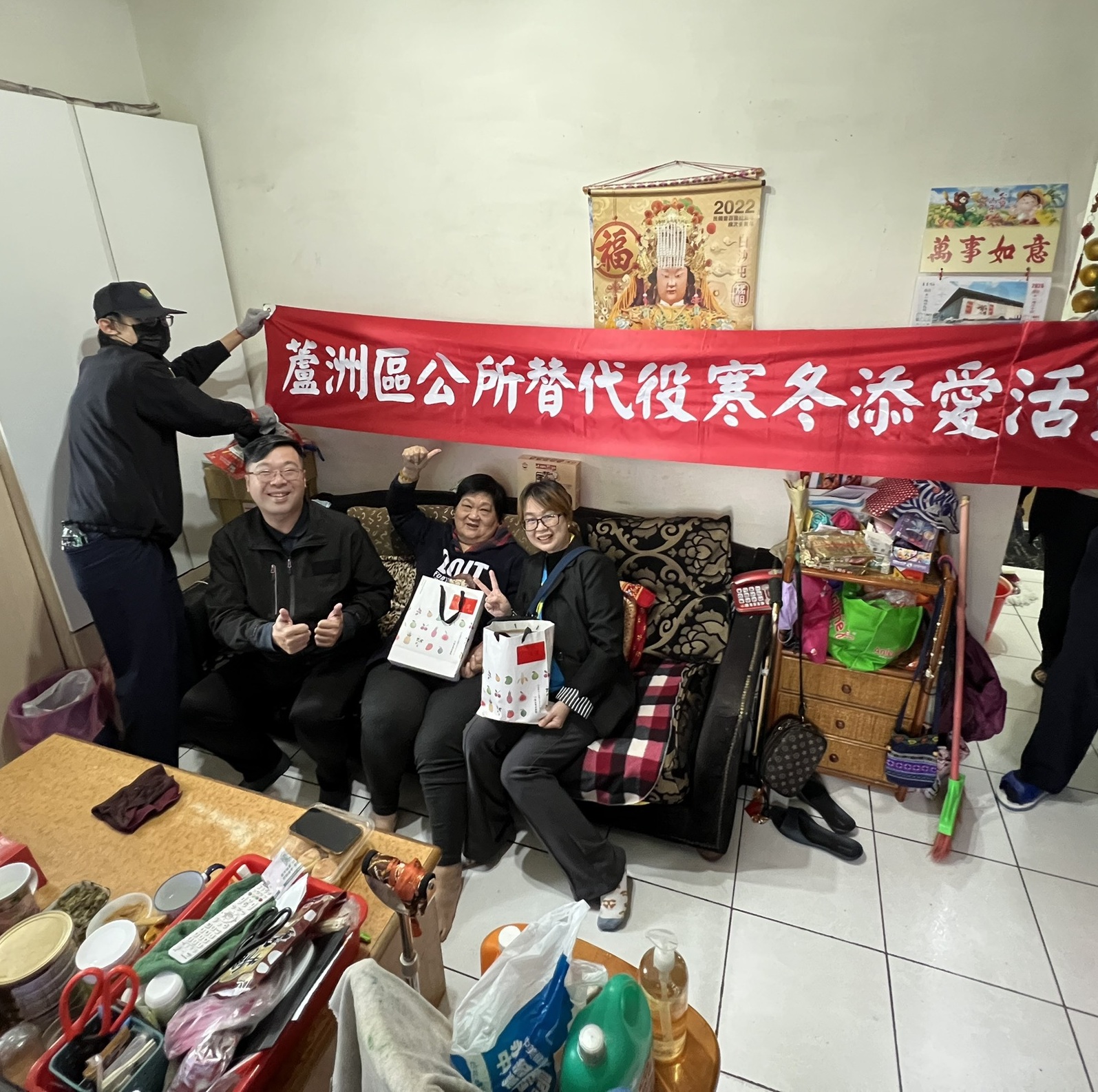 區長及役政災防課課長代表本所慰問長者