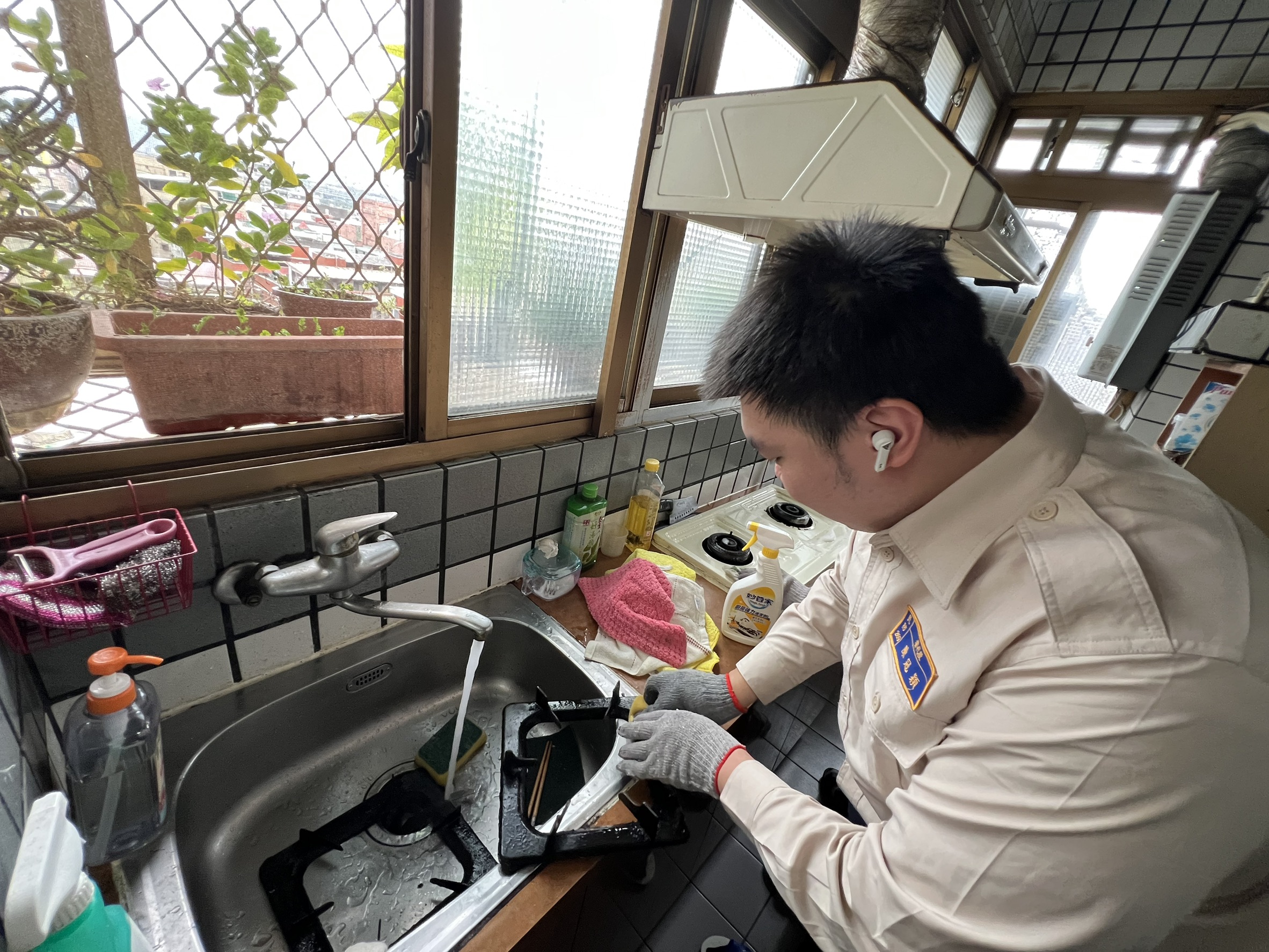 替代役男協助刷洗爐具