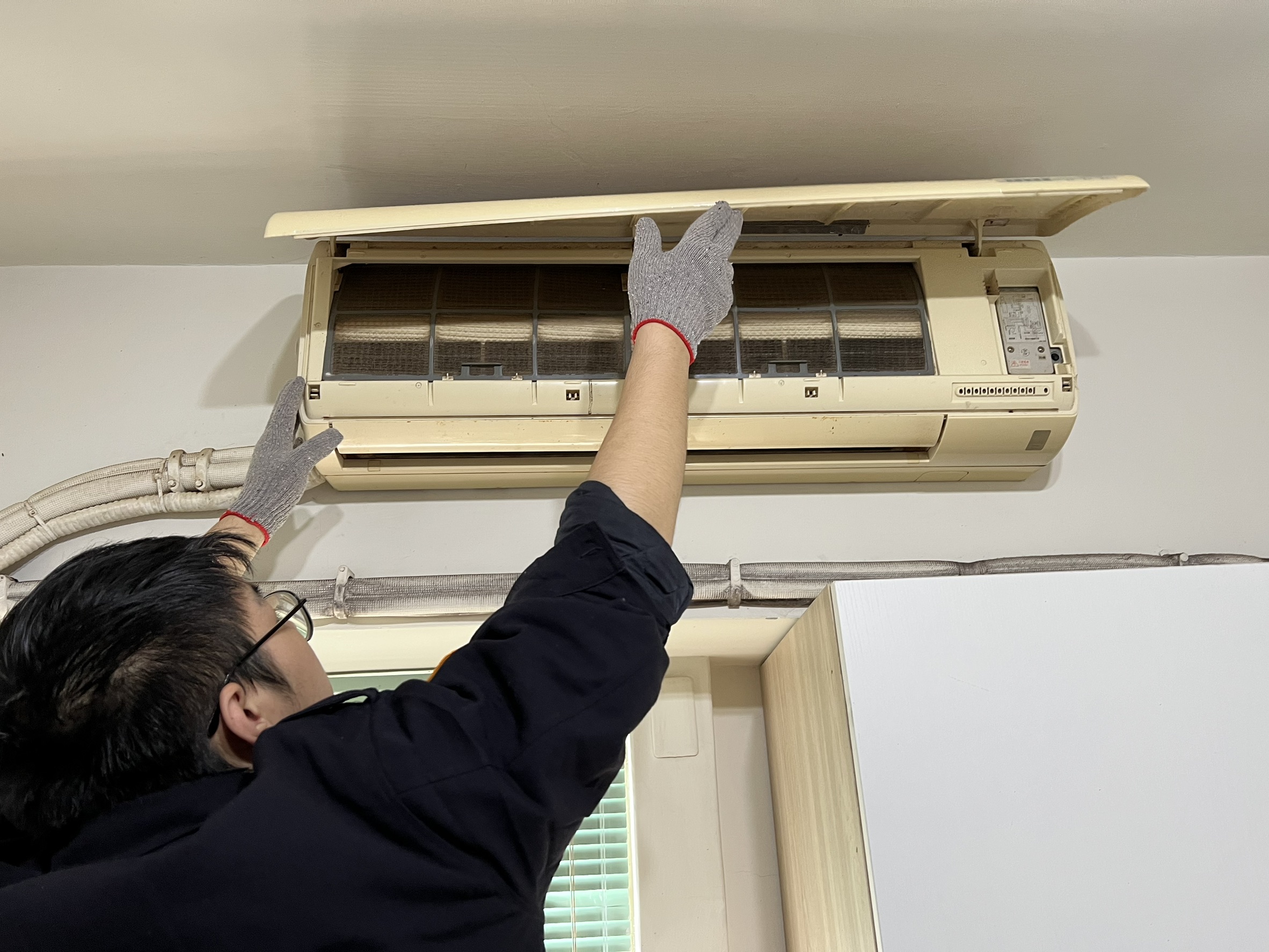 替代役男協助清洗冷氣濾網