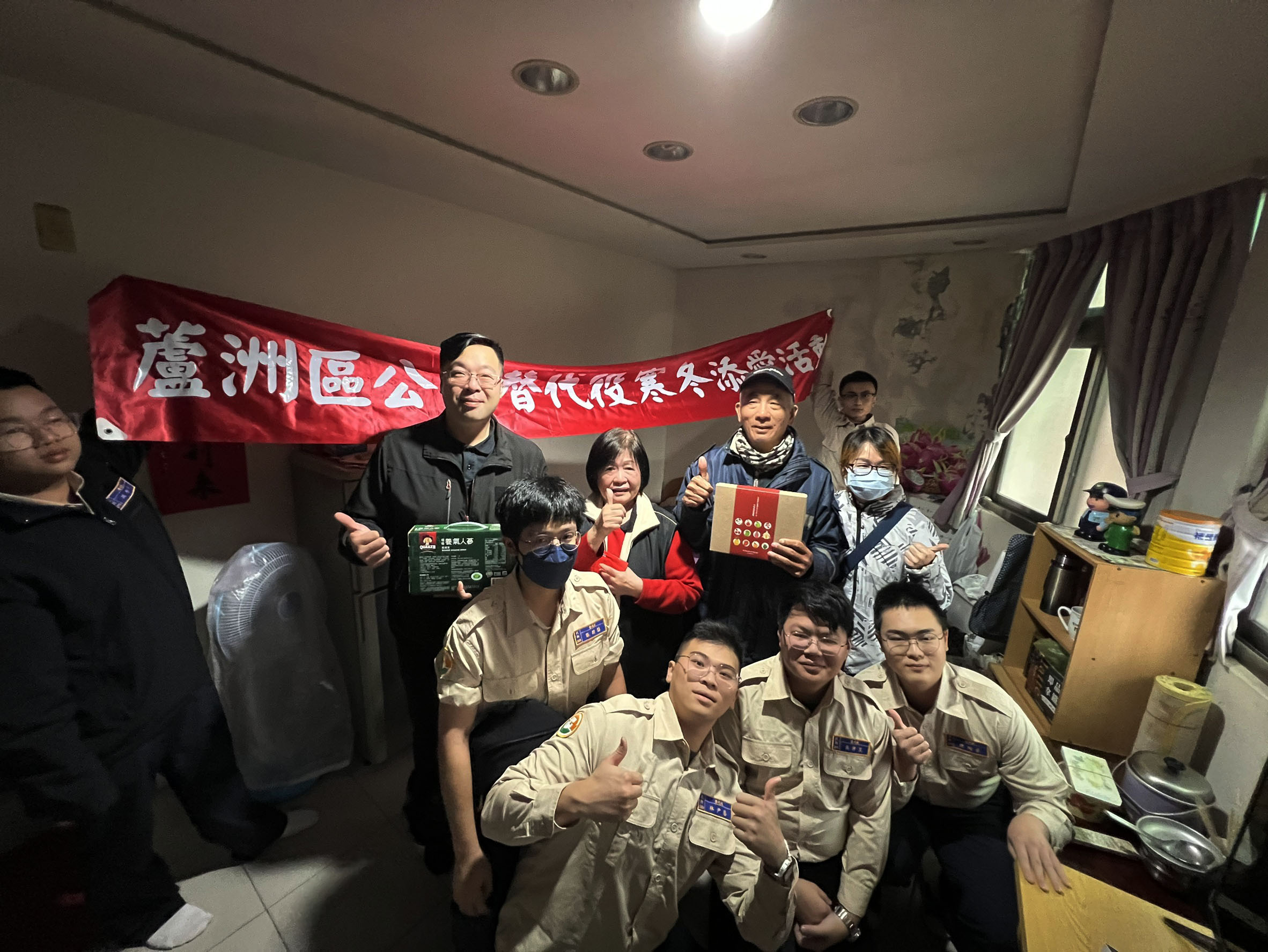 光明里里長.區長及役政災防課課長代表本所慰問長者