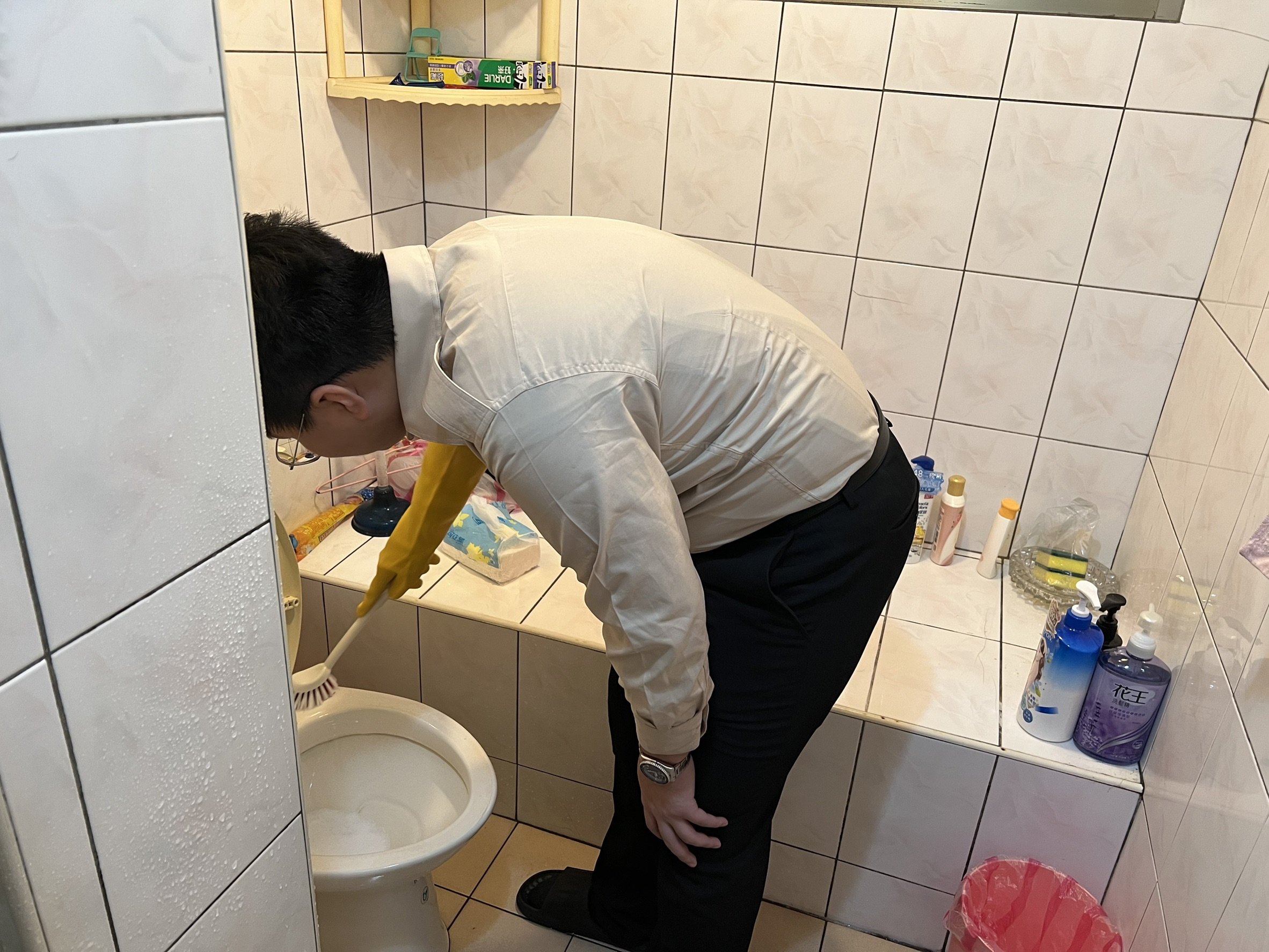 替代役男刷洗長者家中浴廁