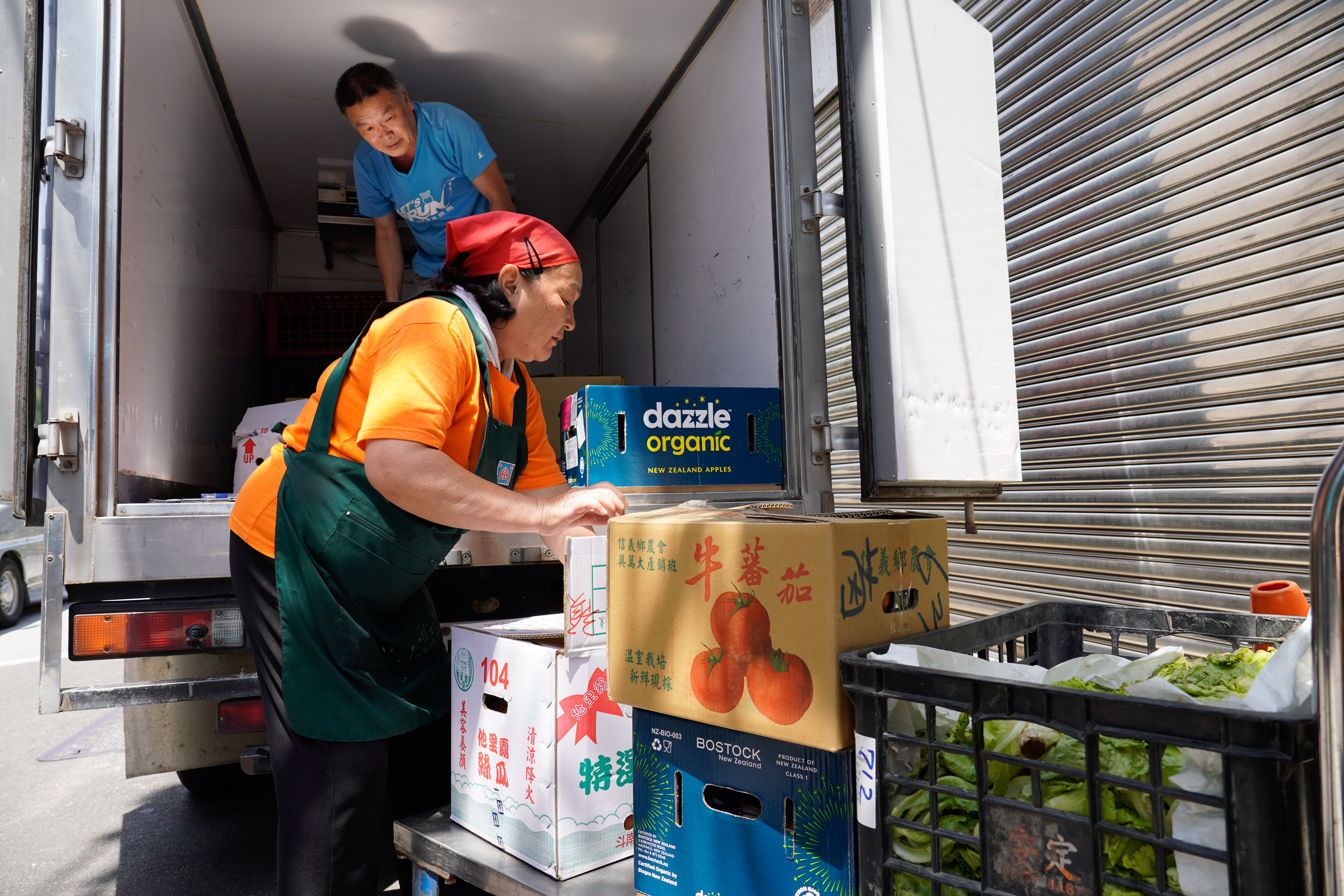 「新北市惜食分享網」透過公私協力，將可食用的格外品配送至社區共餐據點，轉化為社區共享資源。