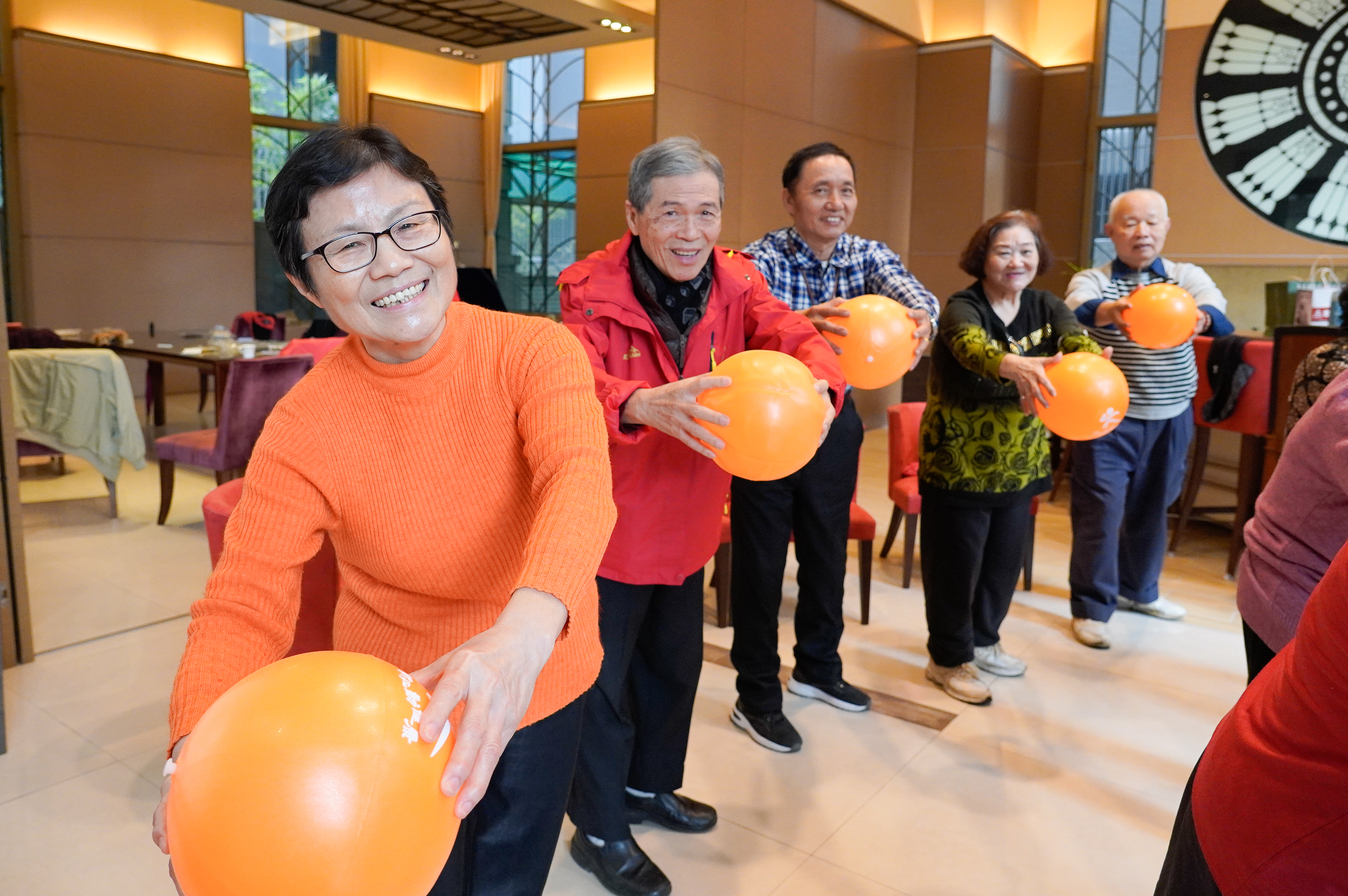 「新北市銀髮俱樂部先修班」將樂齡課程帶進社區公寓大廈，讓長者下樓就能運動，在熟悉環境中安心學習