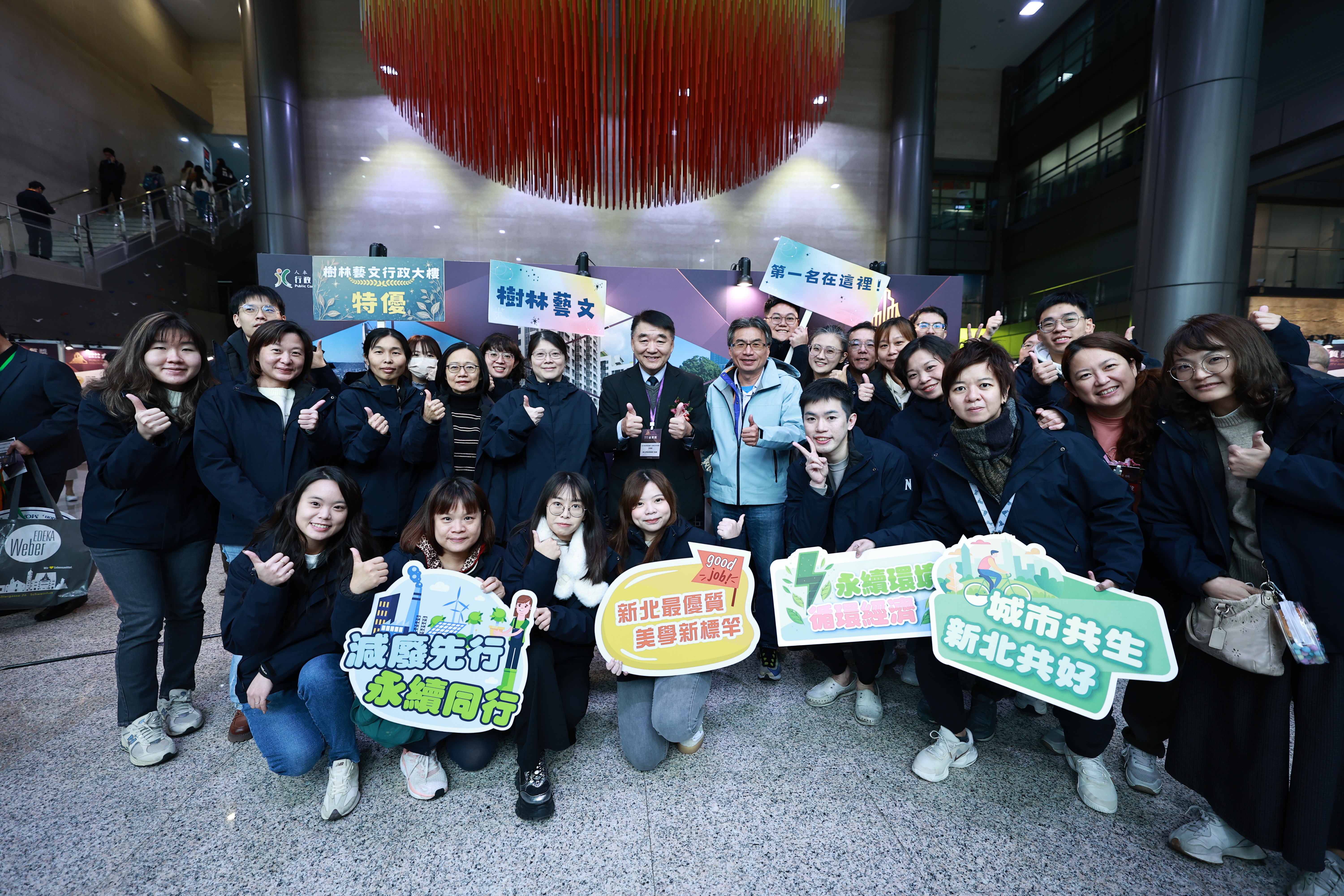 身為新北市政府施工查核小組副召集人的工務局長馮兆麟(中)率隊領取金質獎12座獎項，並與得獎團隊合影。