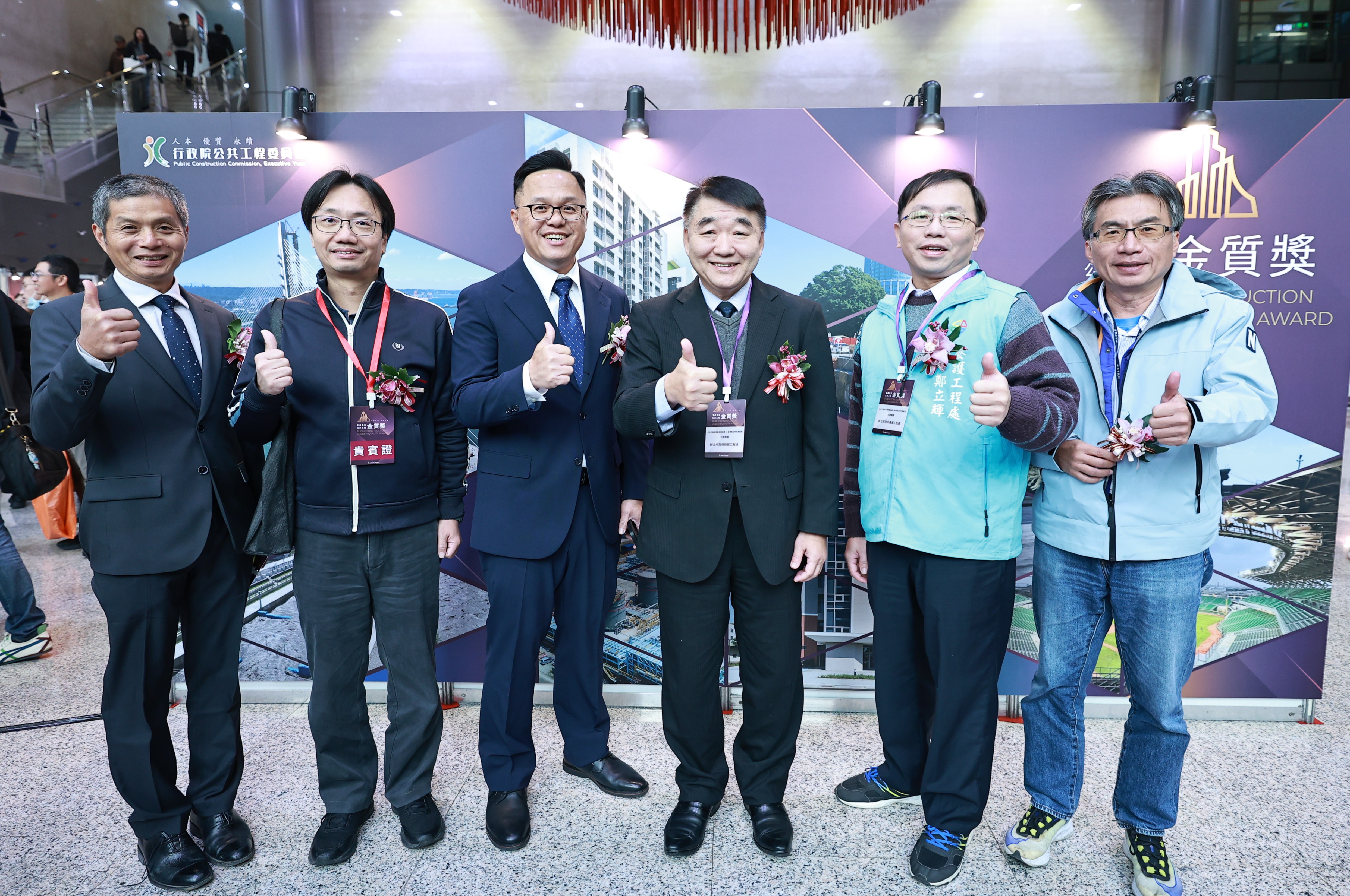 工務局長馮兆麟（右三）率隊參加金質獎頒獎典禮，新工處副處長陳世杰(右起)、養工處長鄭立輝、養工處副總工程司黃裕智、採購處副處長周志忠及工班職人蕭柏輝均出席。