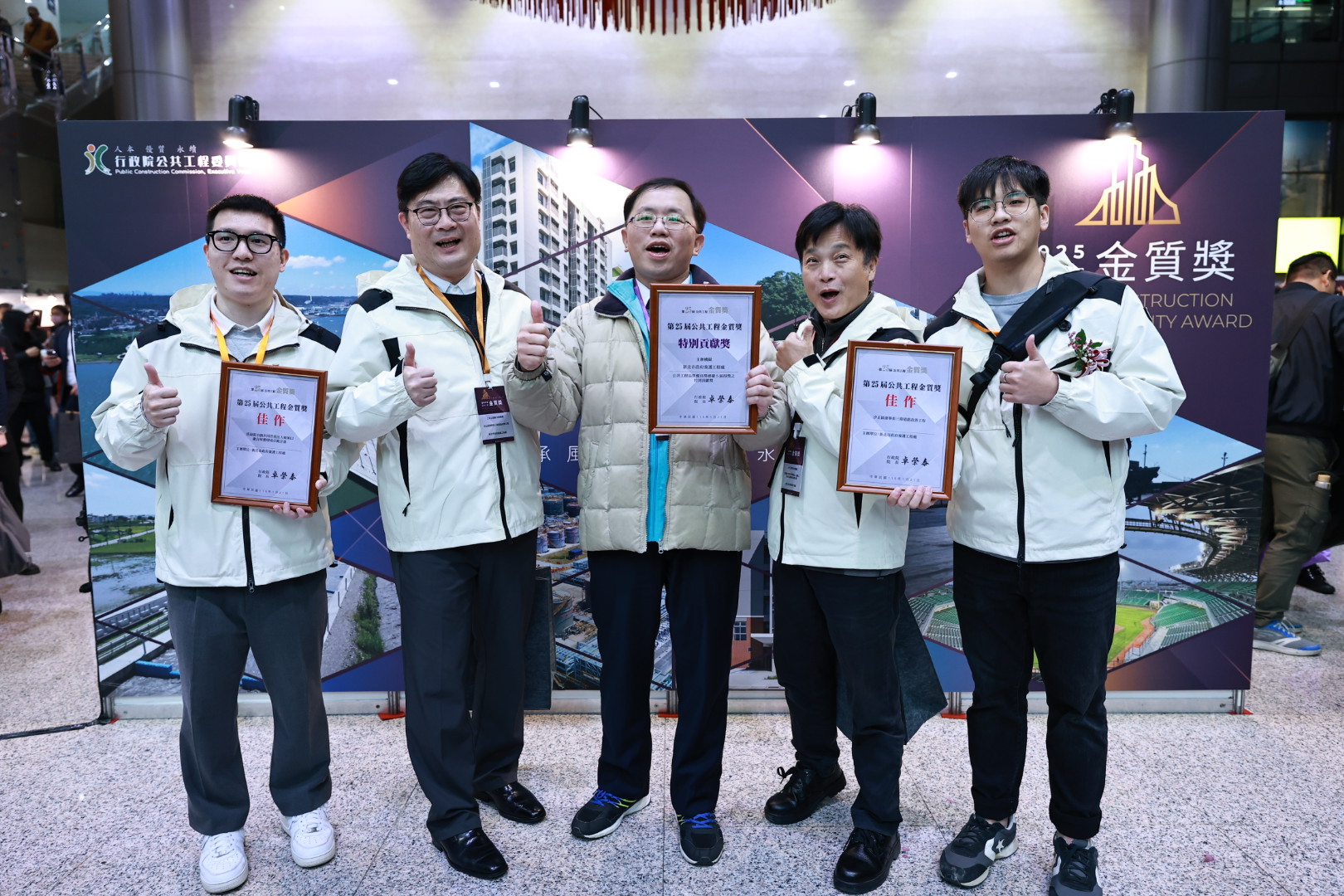 養工處蟬聯「公共工程品質優良獎連續5屆得獎之特別貢獻獎」及金質獎多項肯定，處長鄭立輝(右三)與獲獎同仁出席領獎。