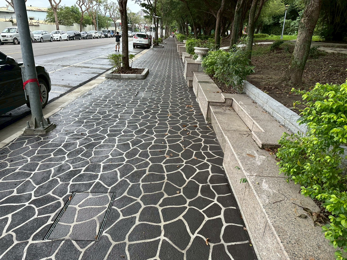 1.光復公園人行道更新為噴花地坪，老舊導水蓋板更新