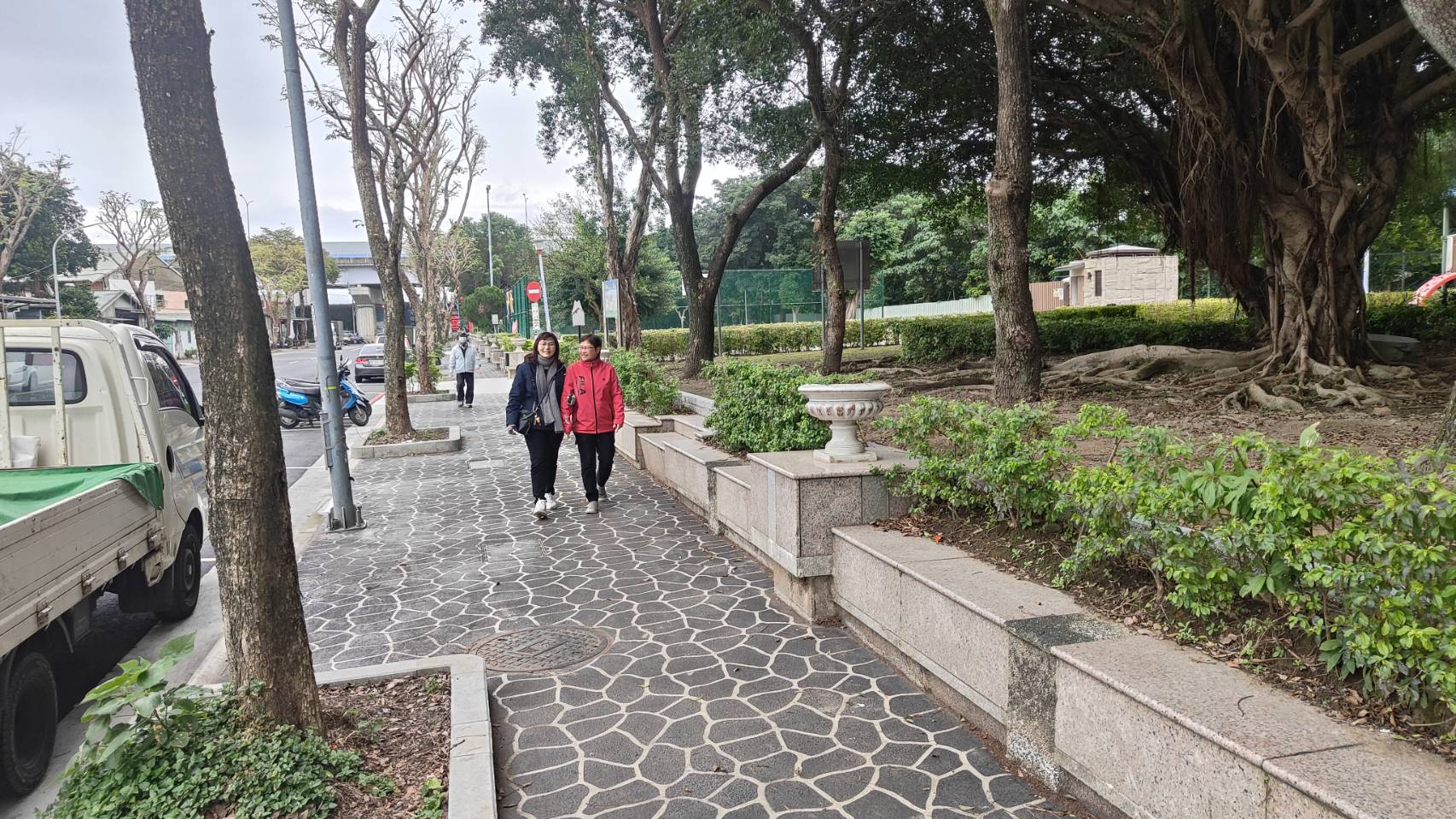 2.光復公園人行道打造友善步行環境