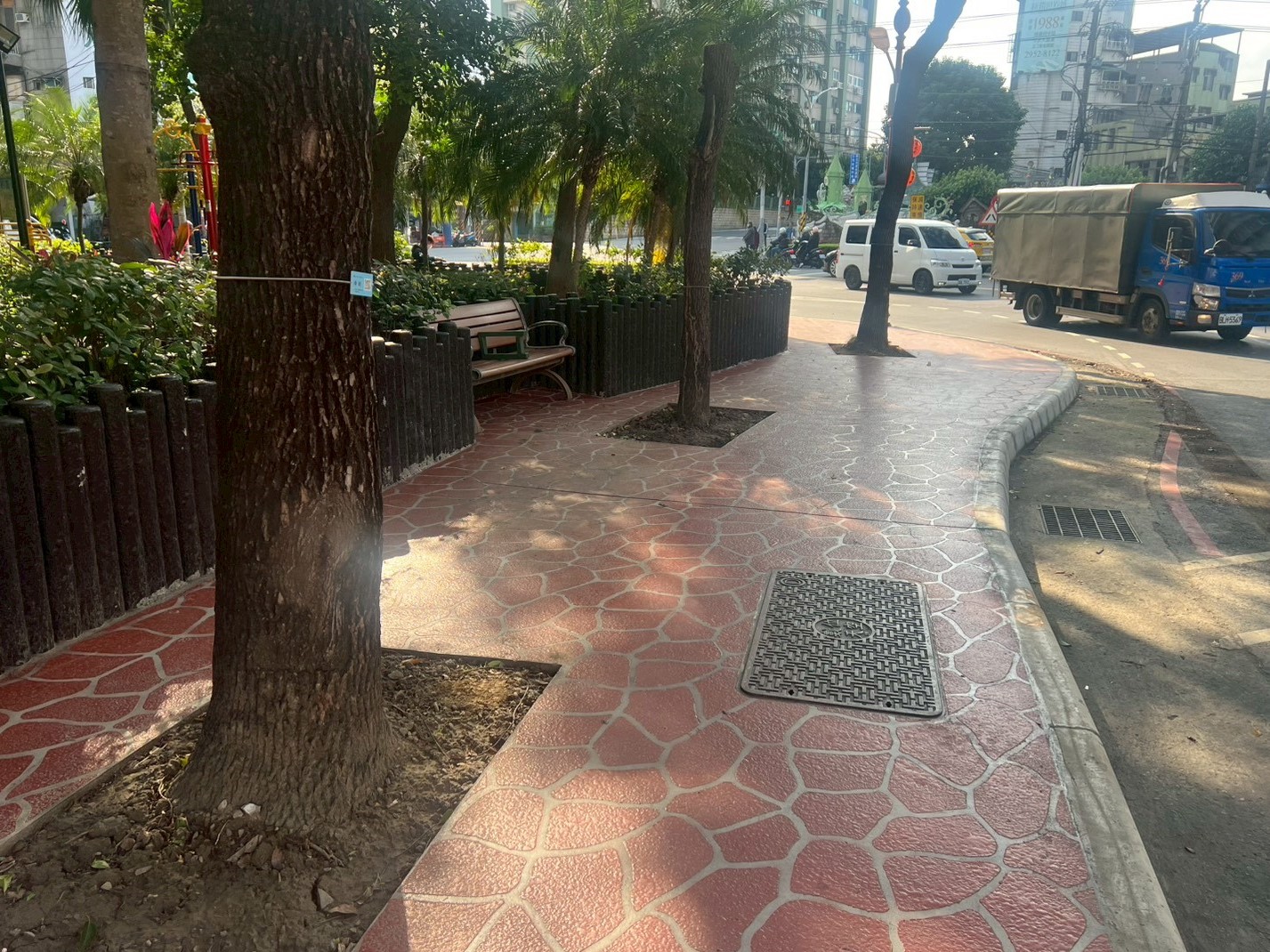 3.柏壽公園人行道改善原有不平整步道及路緣石