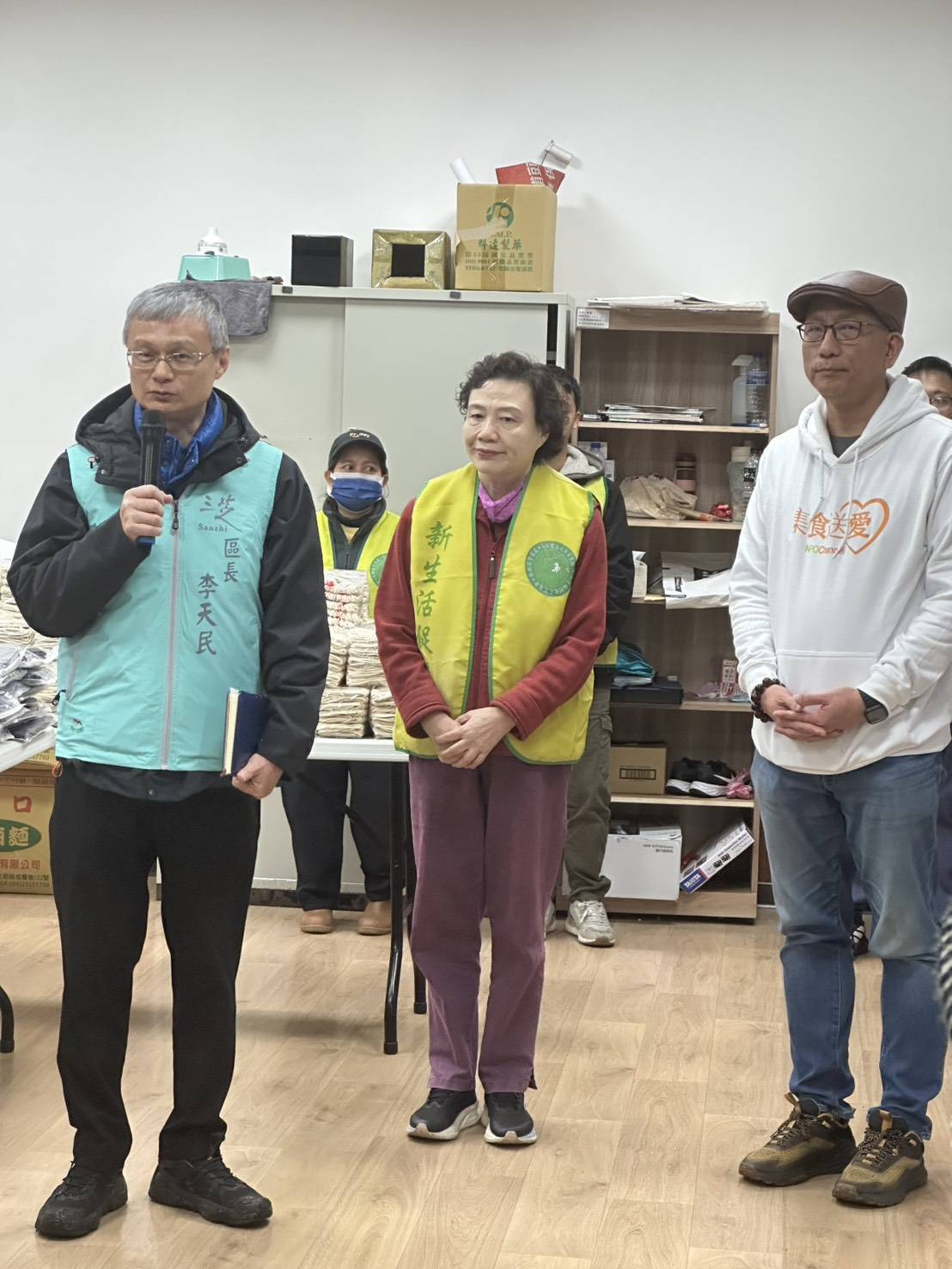  三芝區長李天民（左）表示，感謝公益平台創辦人張幼霖（右）及新生活創辦人羅素如（中）共創美好價值，照顧弱勢家庭及獨居長輩