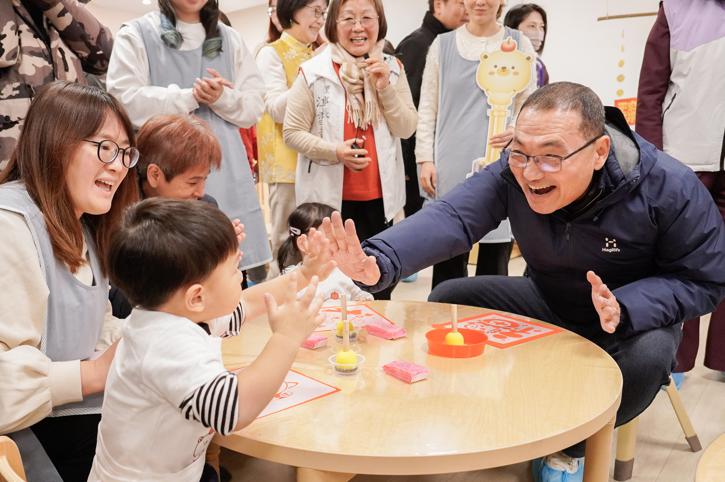 侯友宜與幼兒互動