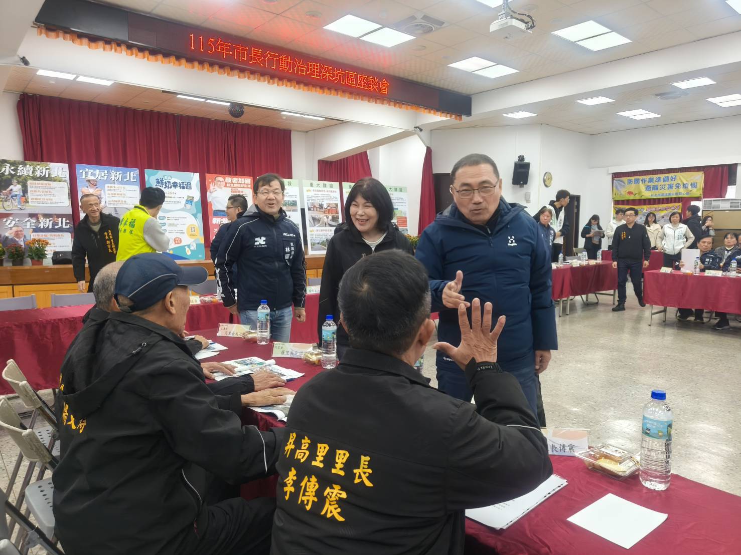 市長侯友宜與里長們相談甚歡