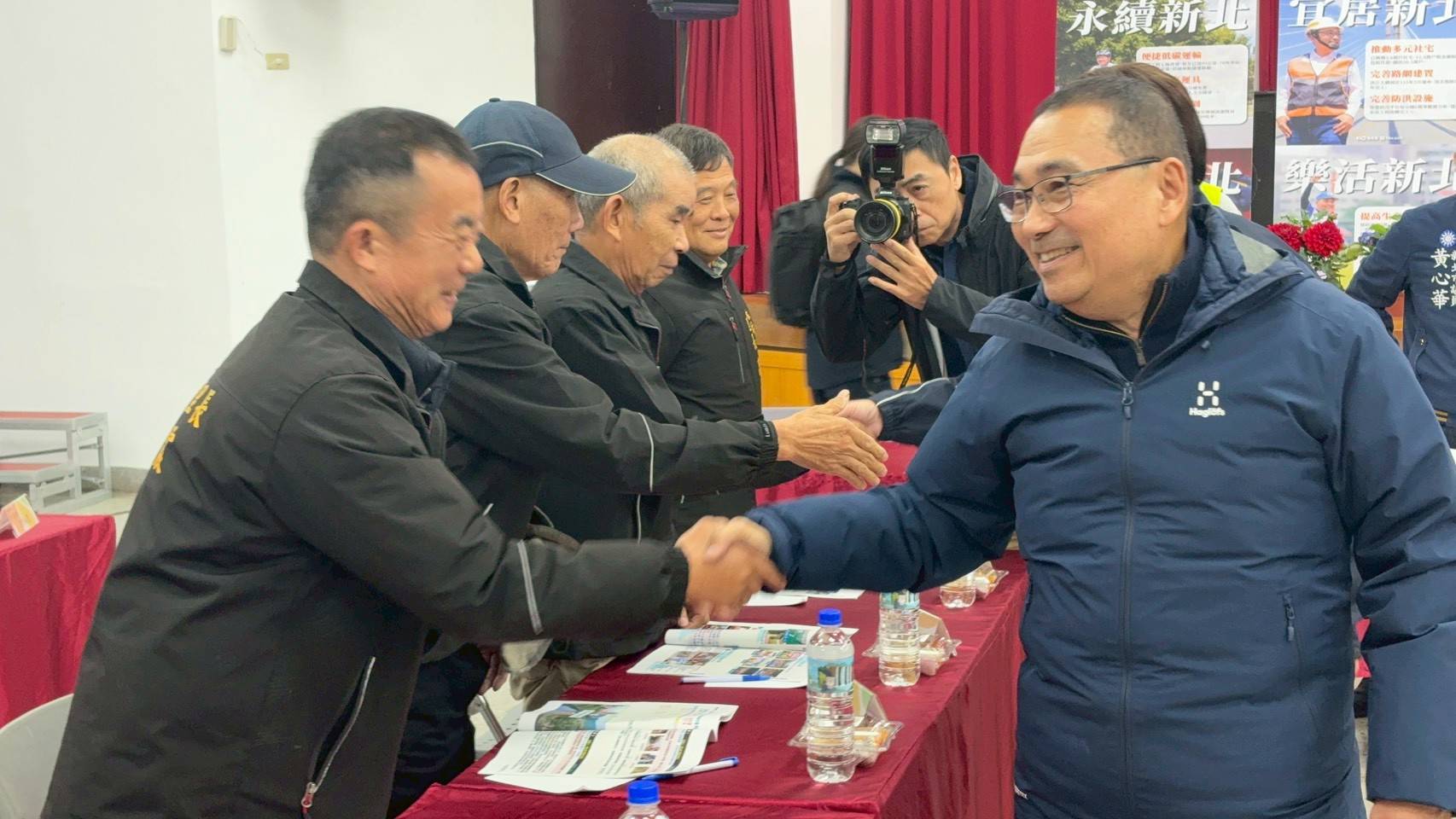 市長與里長握手致意